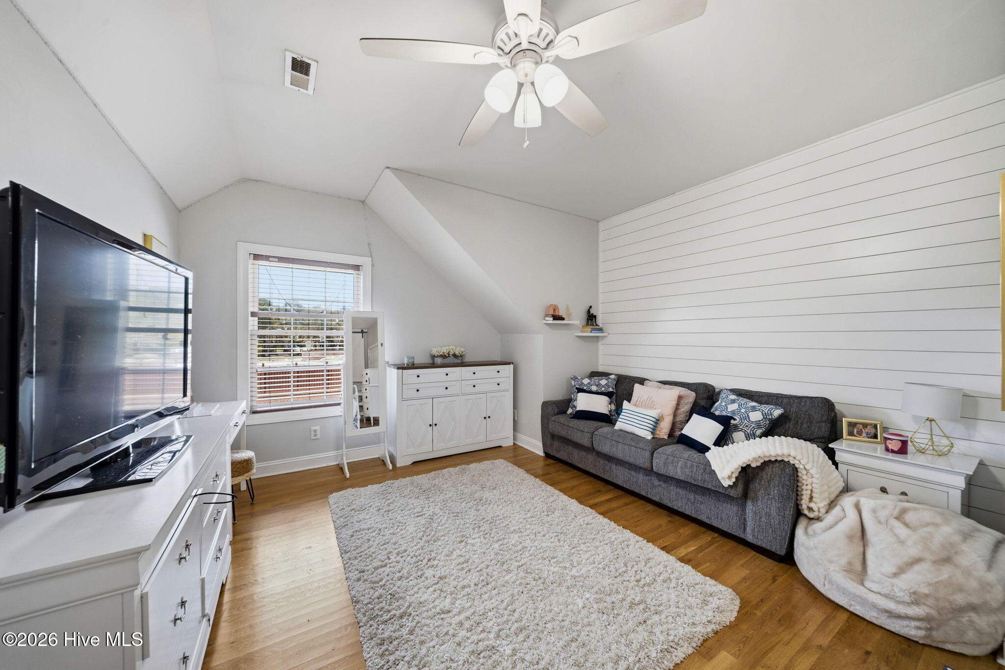 100561515 | Photo 75