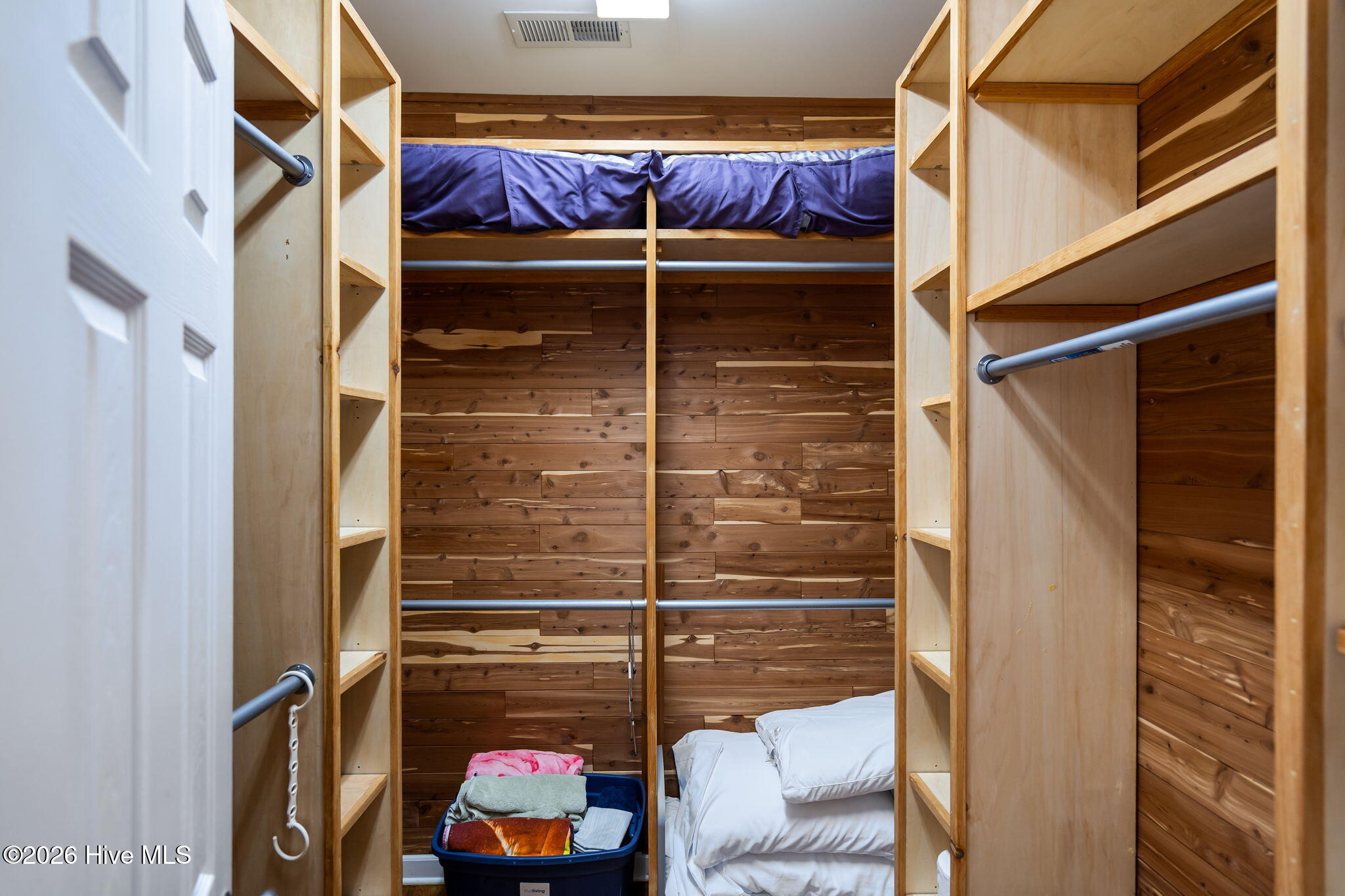 100559700 | Photo 33