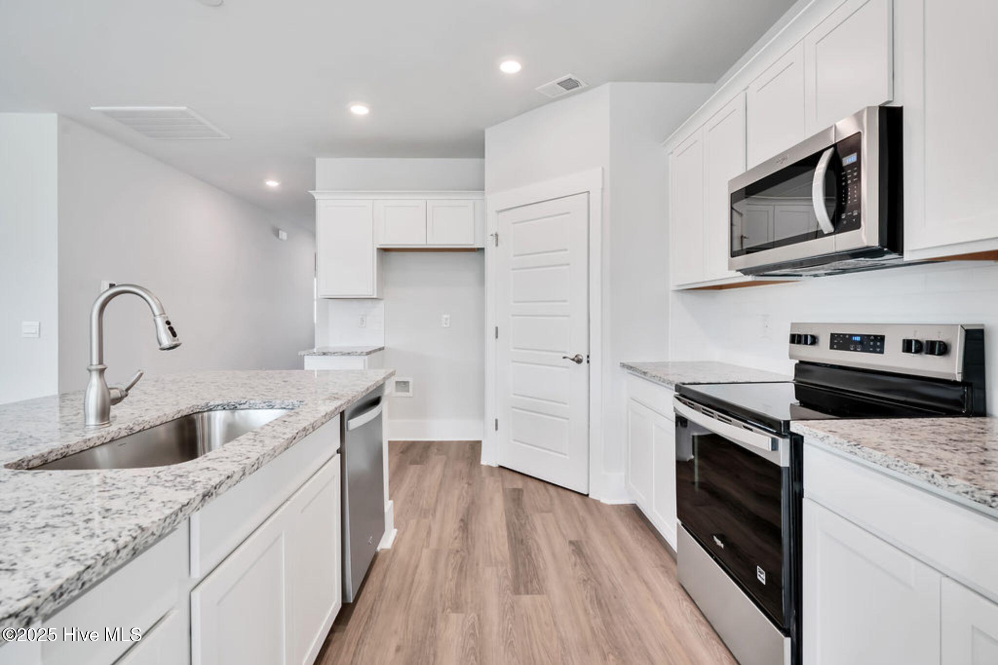 100530538 | Photo 15