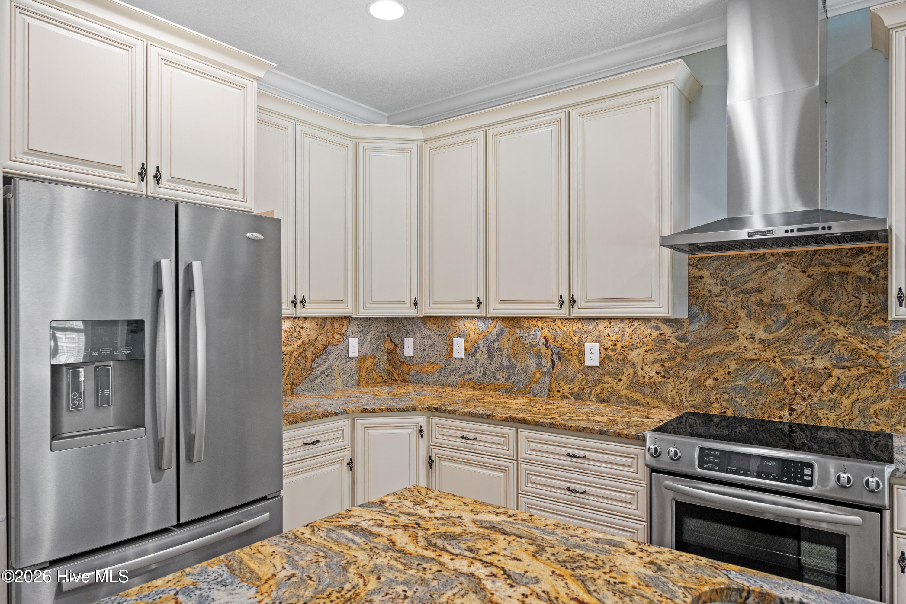 100565289 | Photo 24