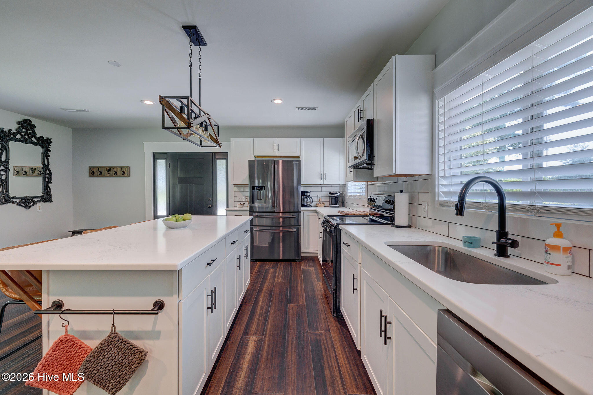 100558109 | Photo 17