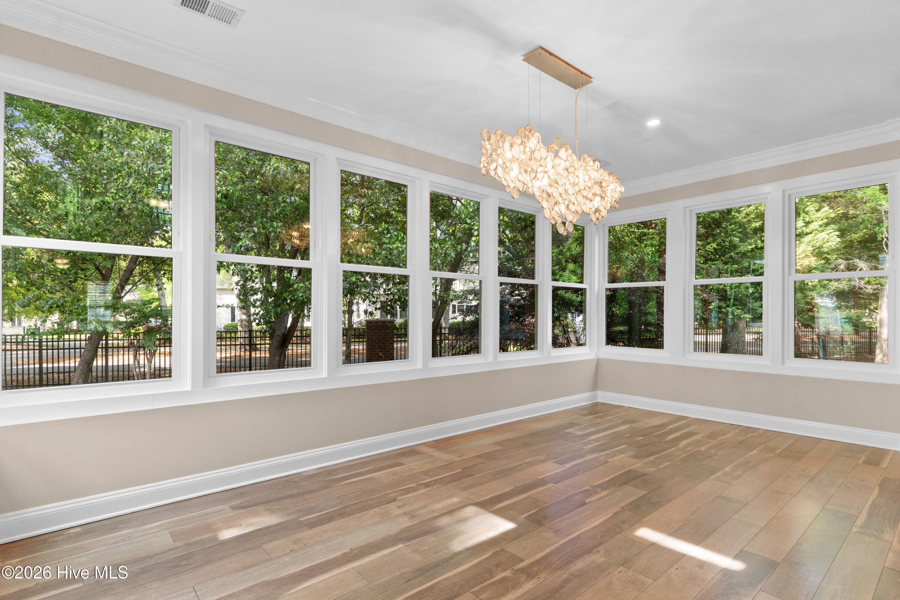 100569260 | Photo 12