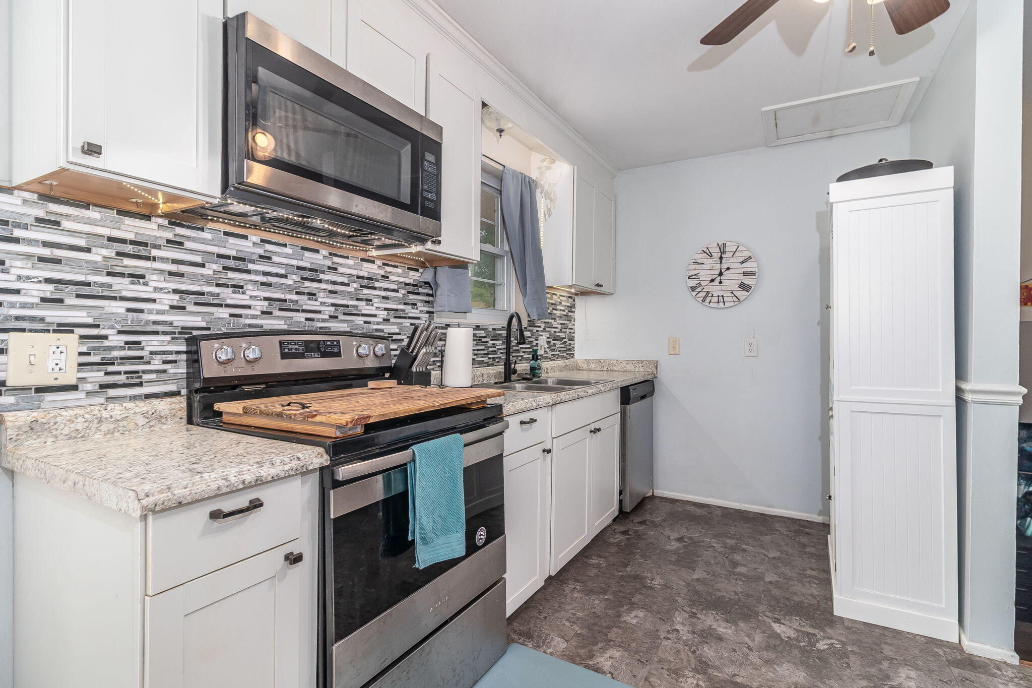 17-web-or-mls-2211 MURA DR. ©--22