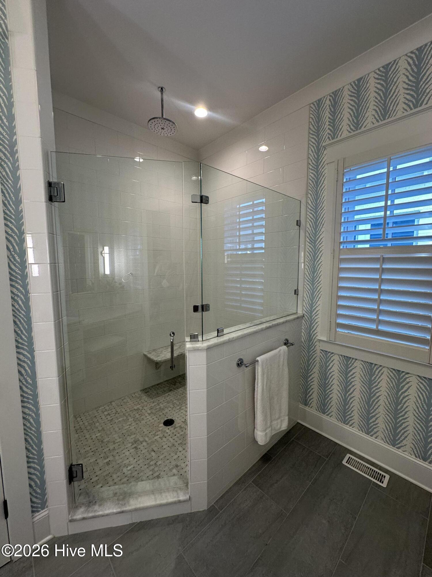 100562108 | Photo 17