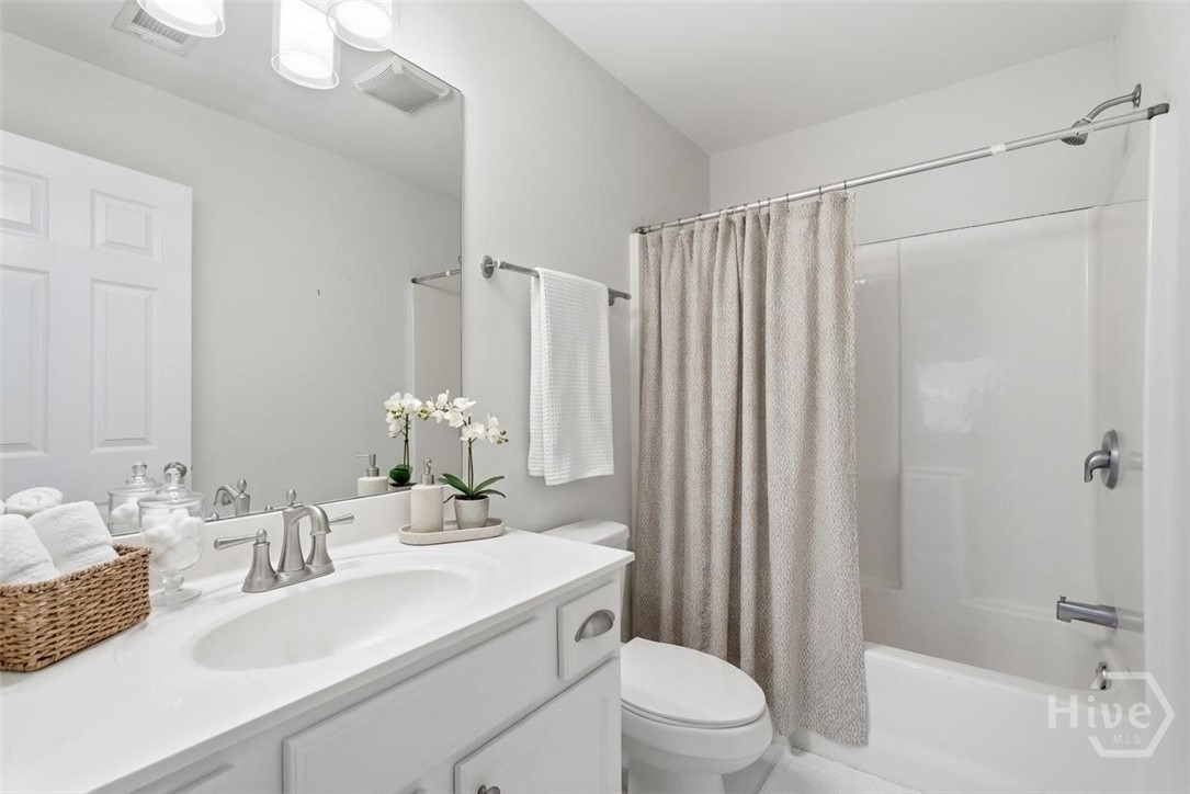 Virtually staged room showing potential.