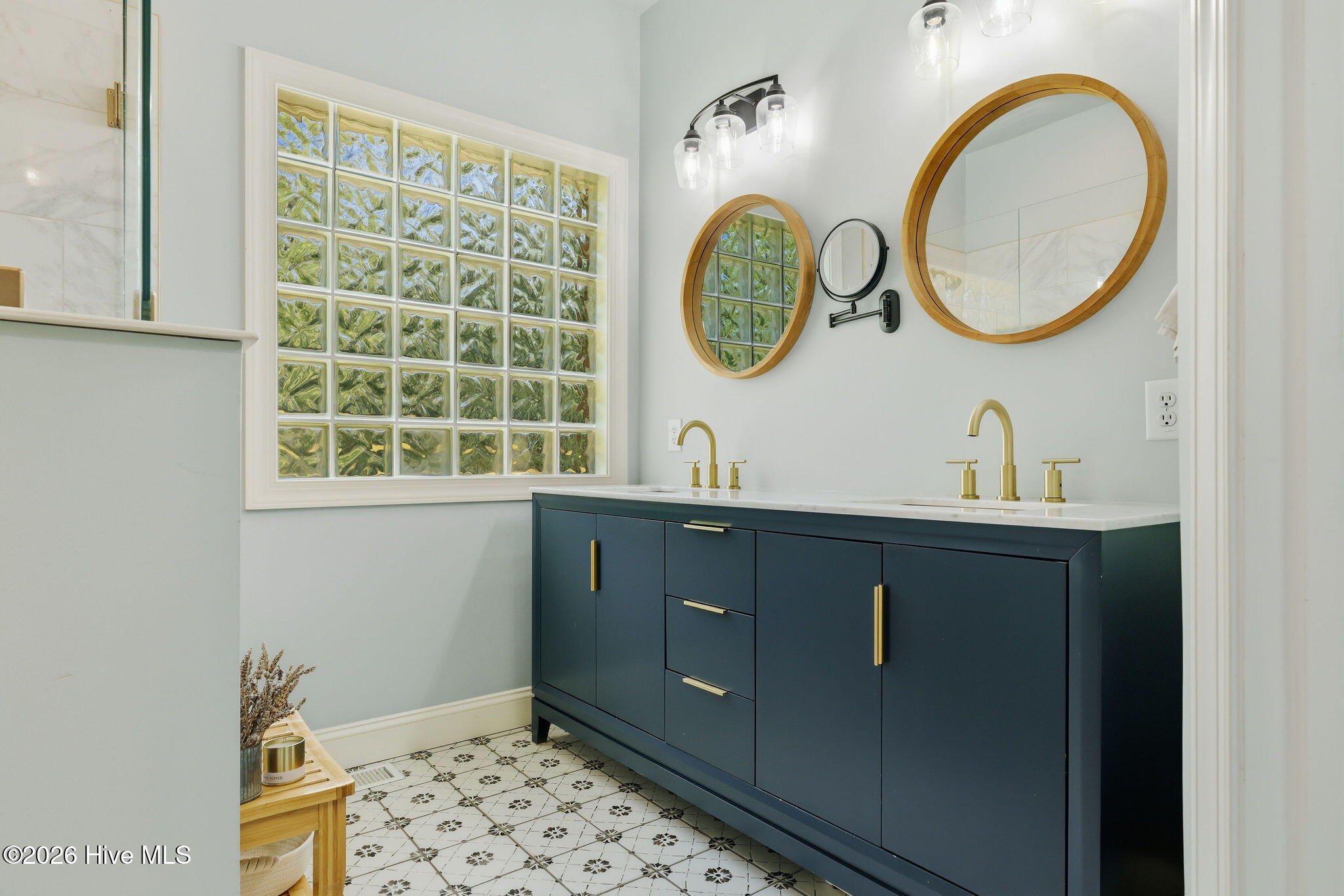 100565672 | Photo 34