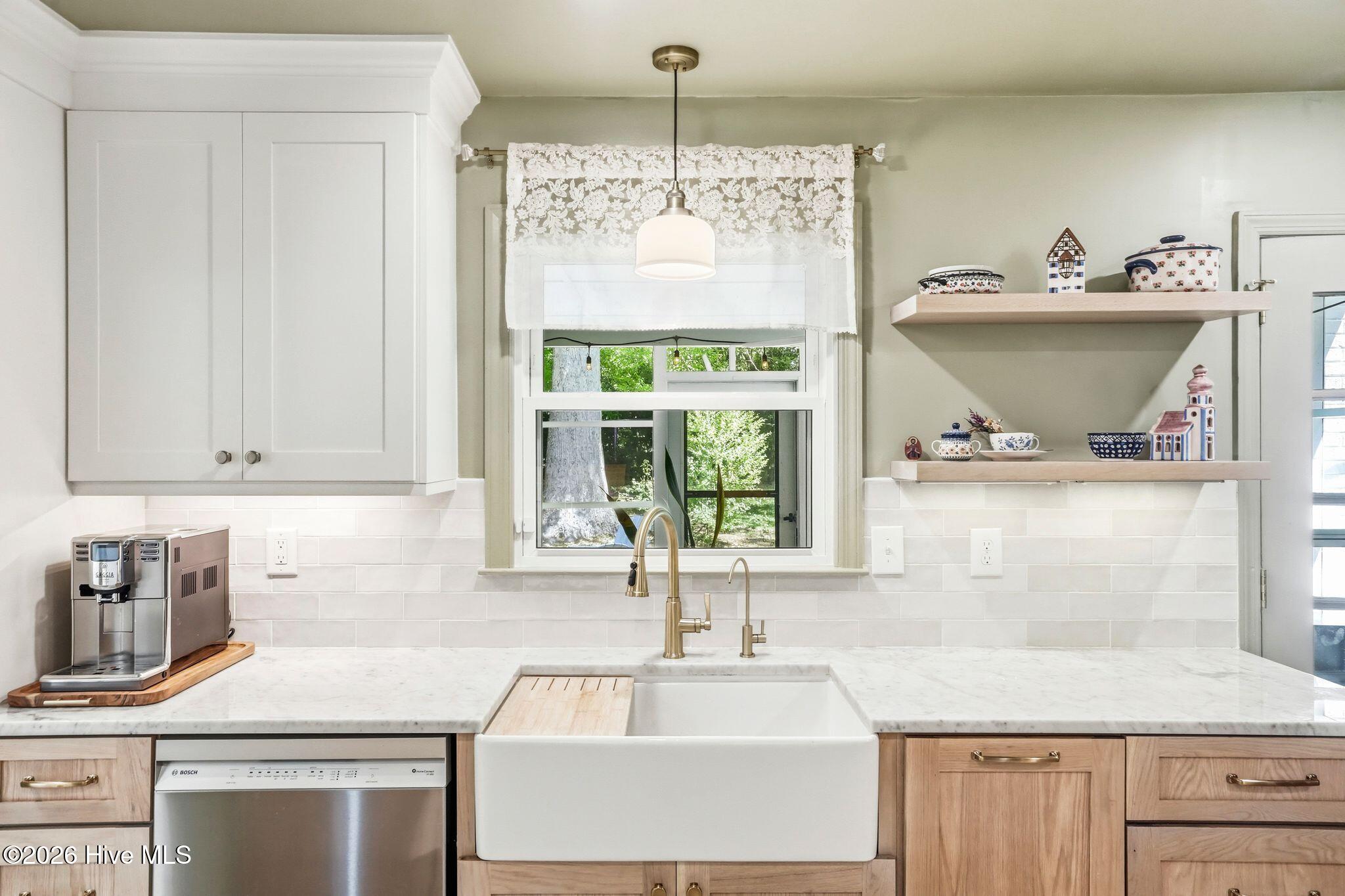 100568648 | Photo 16