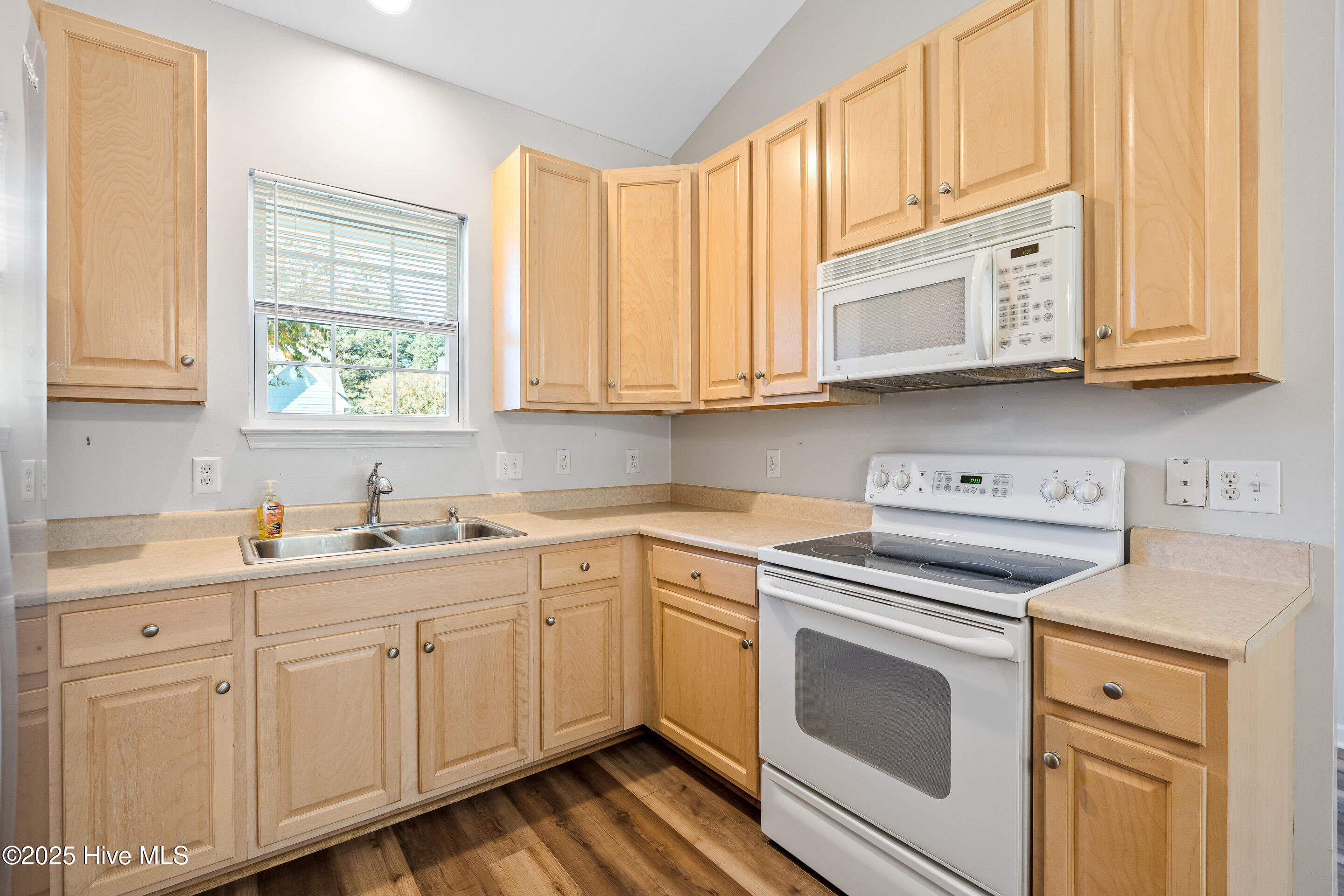 100540953 | Photo 11