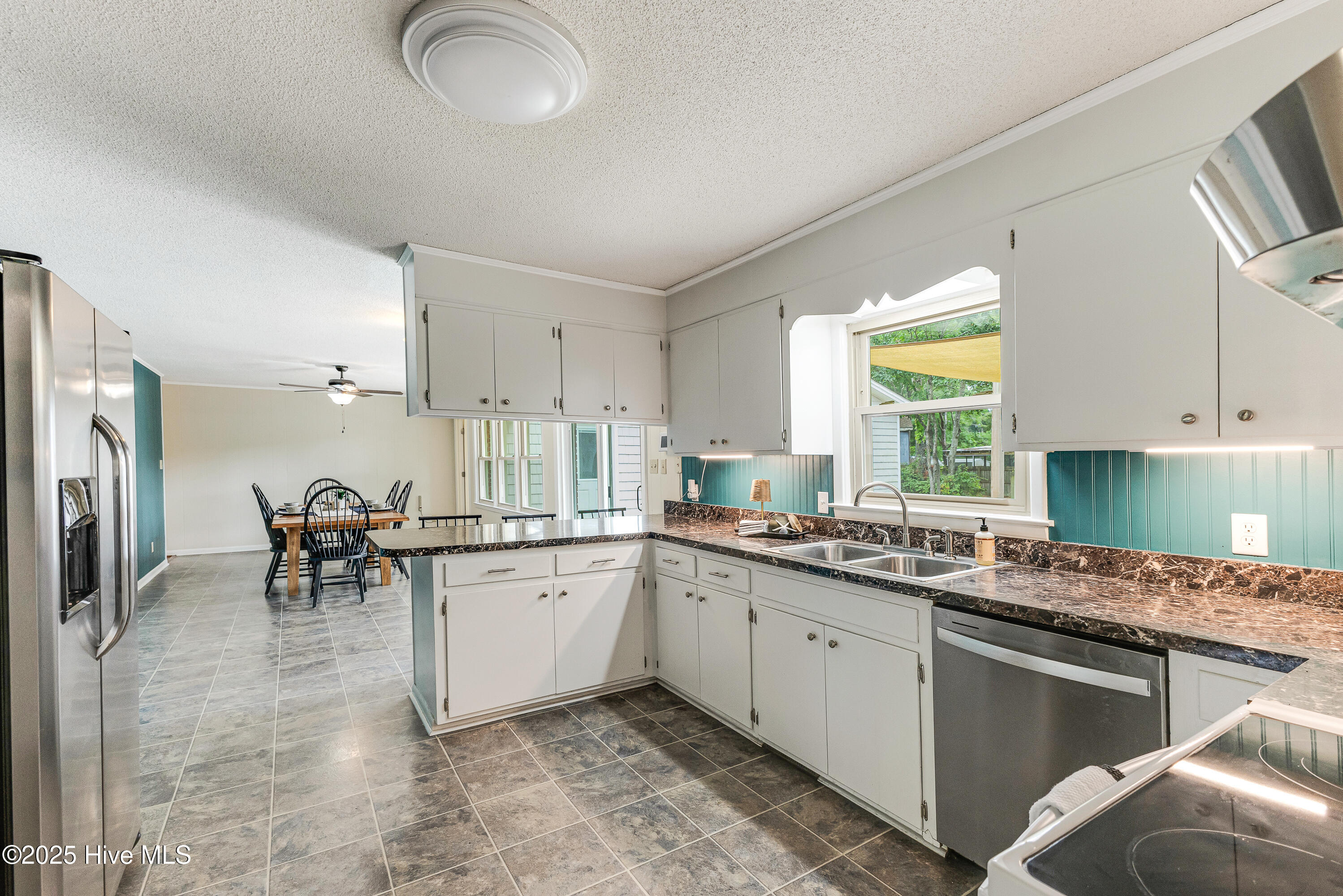 100523240 | Photo 11