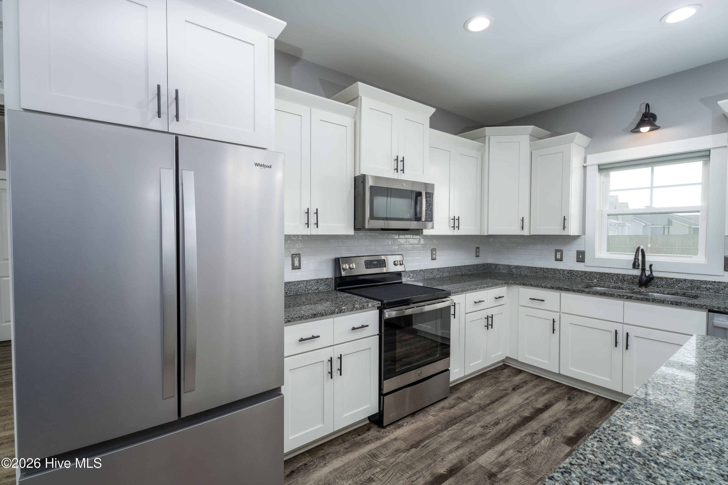 100563882 | Photo 11