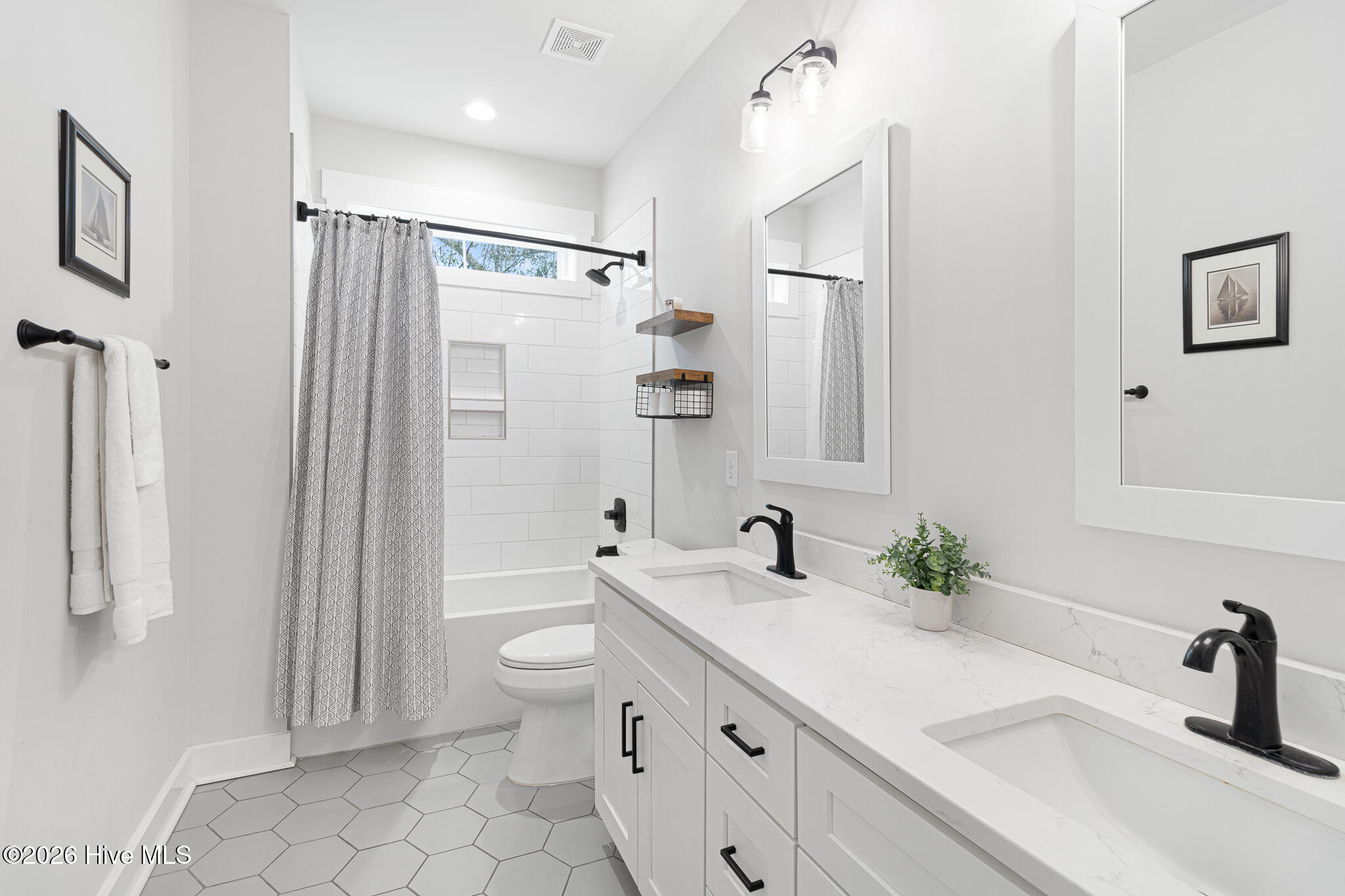 100556315 | Photo 26