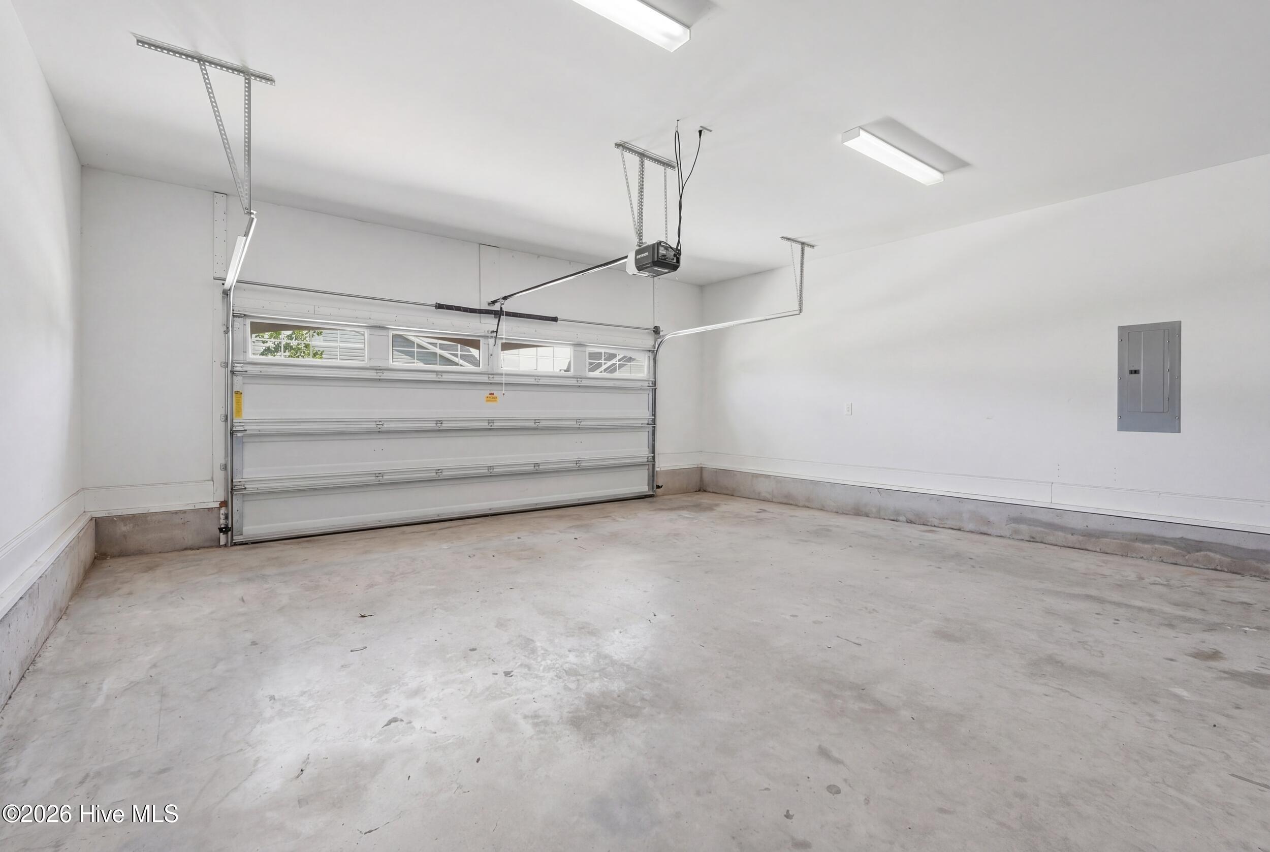 100570242 | Photo 18