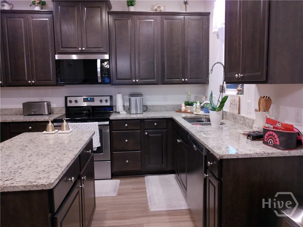 Kitchen with island