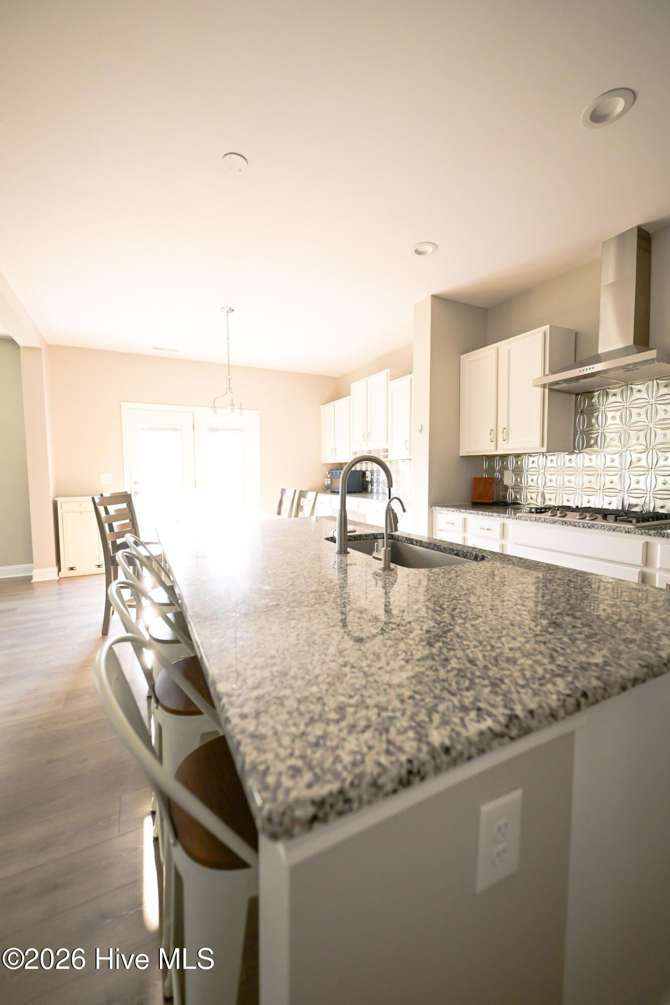 100570213 | Photo 15