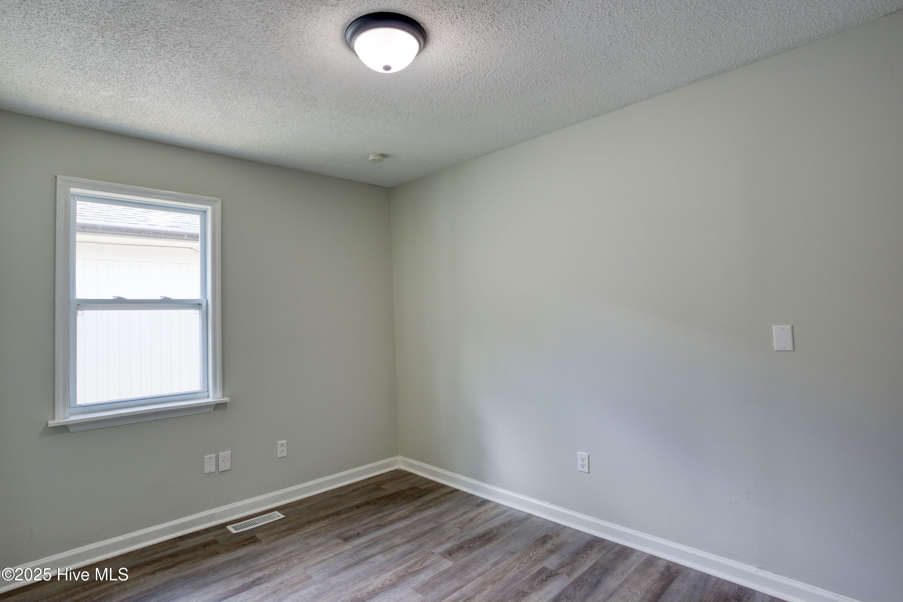 100517025 | Photo 11