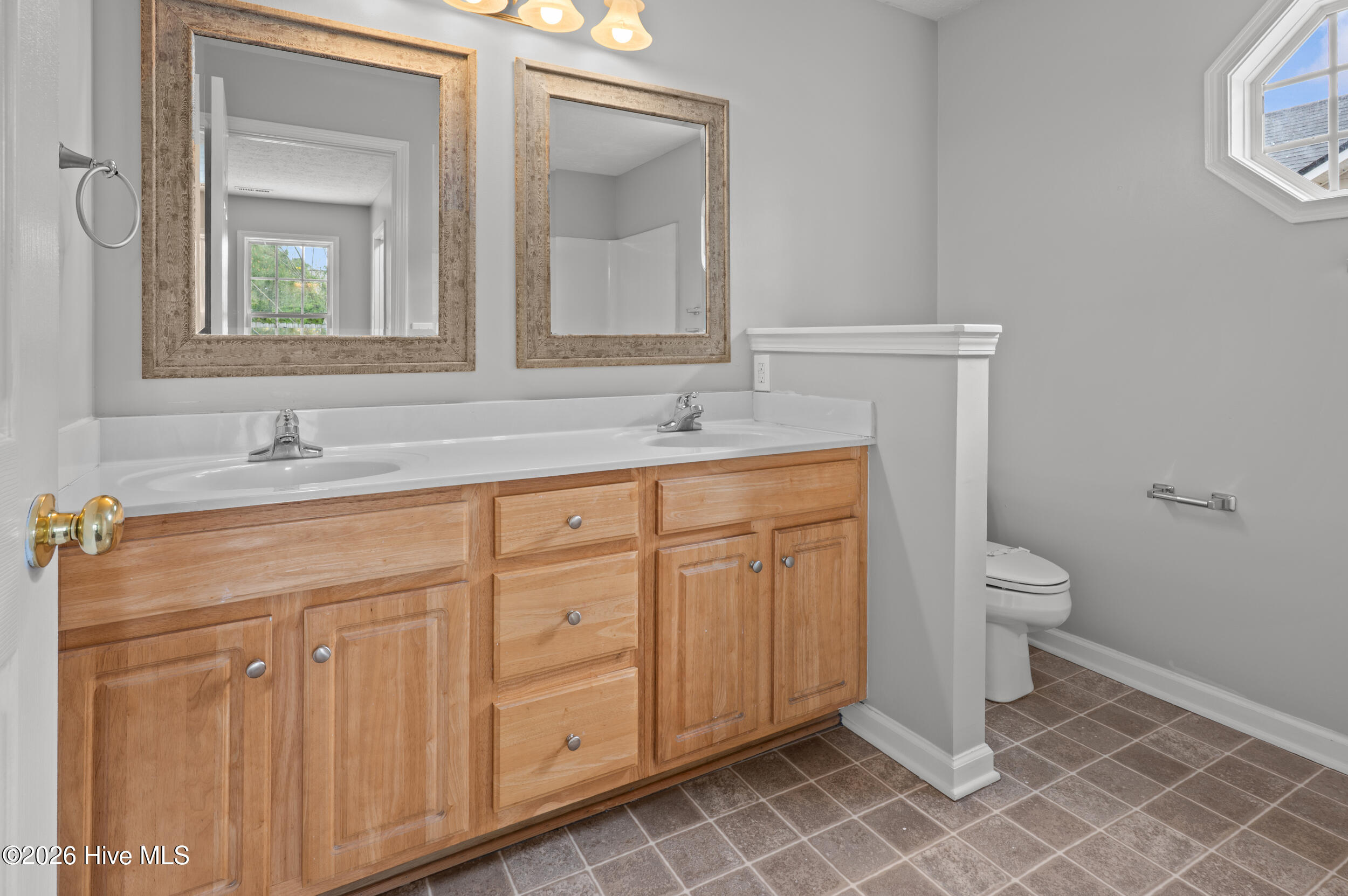 100562956 | Photo 25