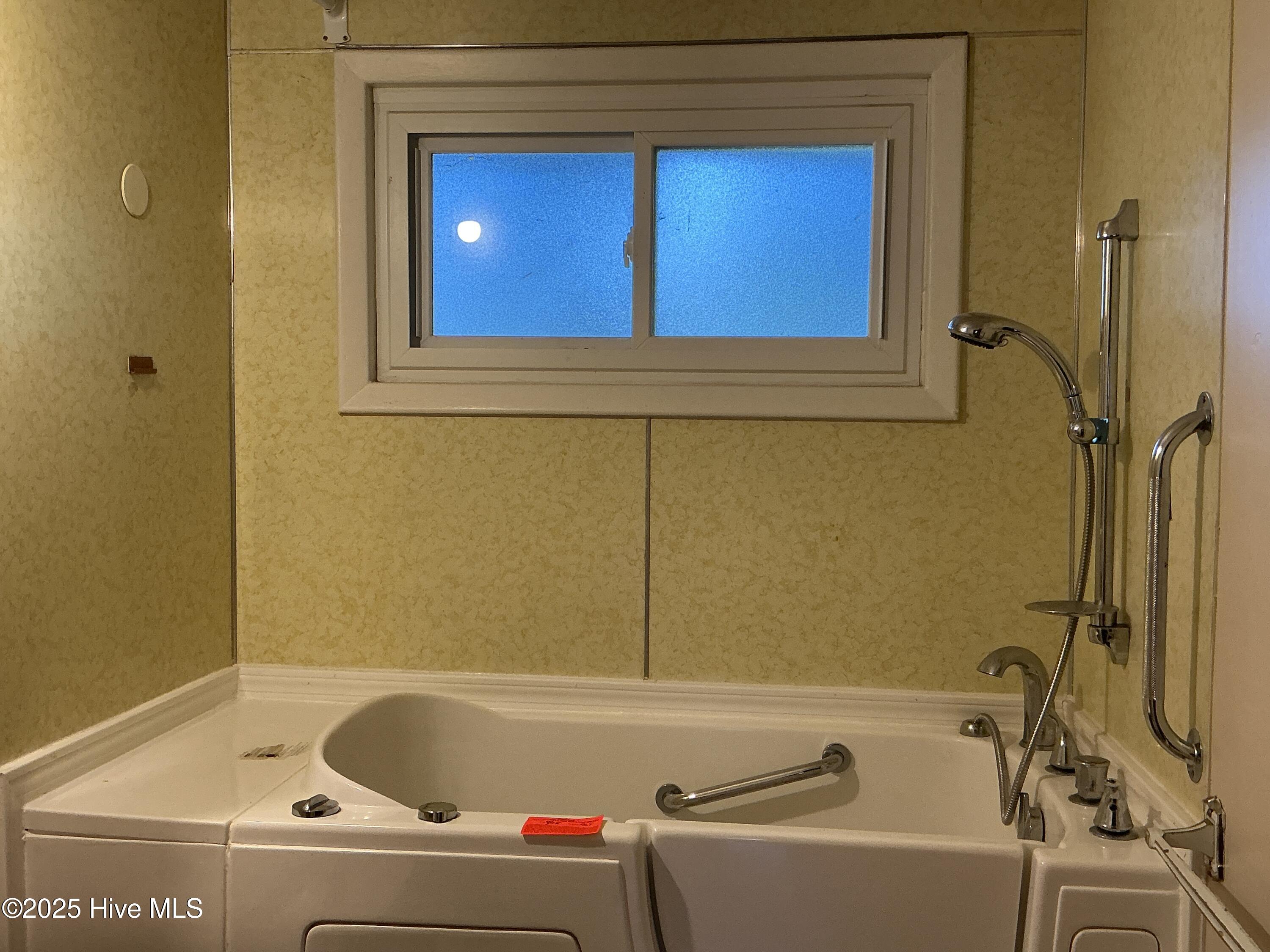 100548124 | Photo 11