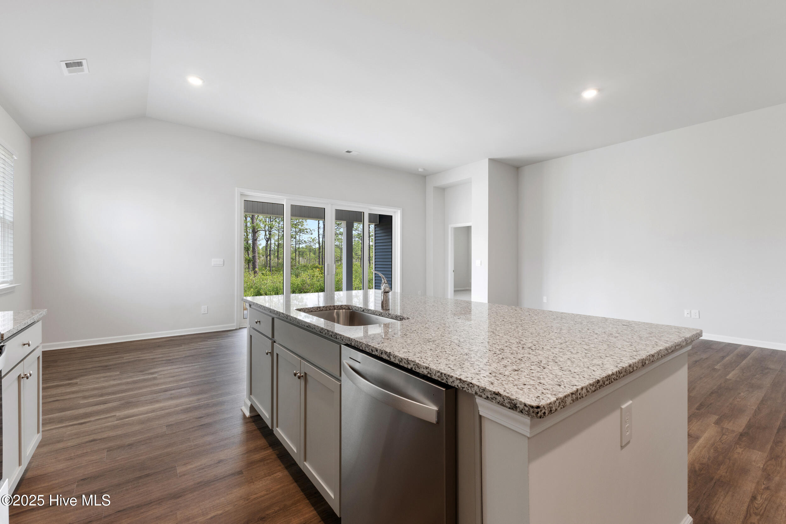 100562718 | Photo 14