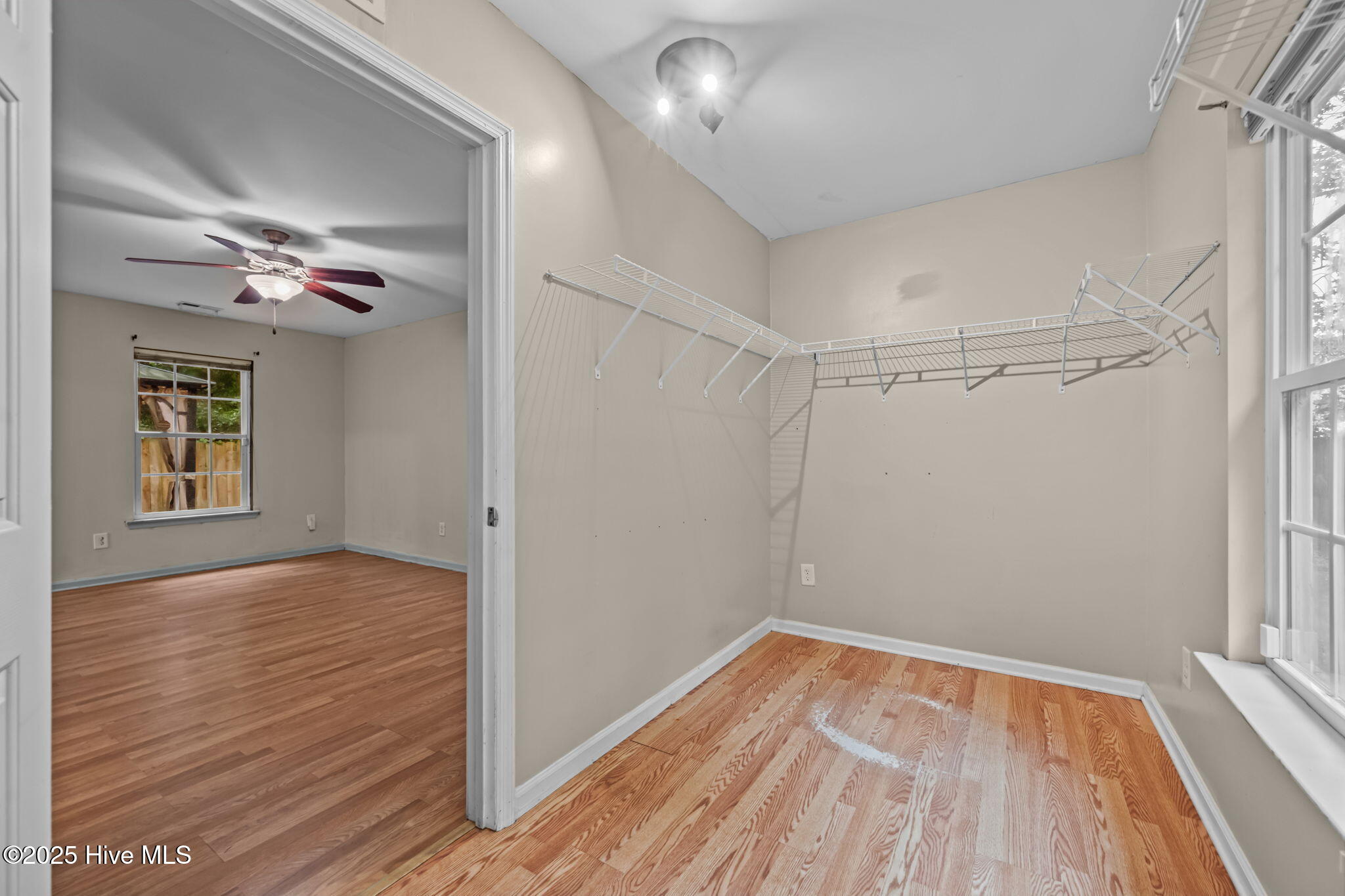 100560196 | Photo 25