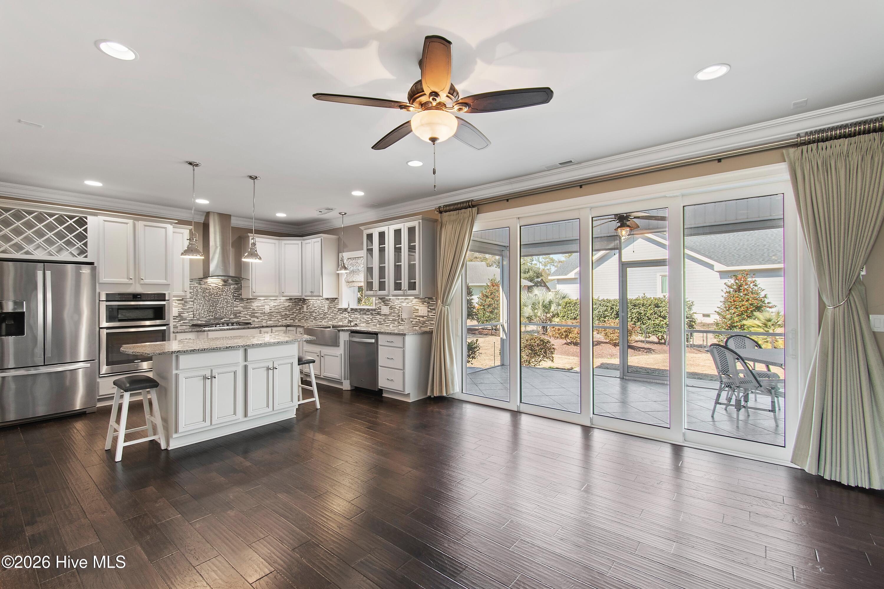 100554022 | Photo 11