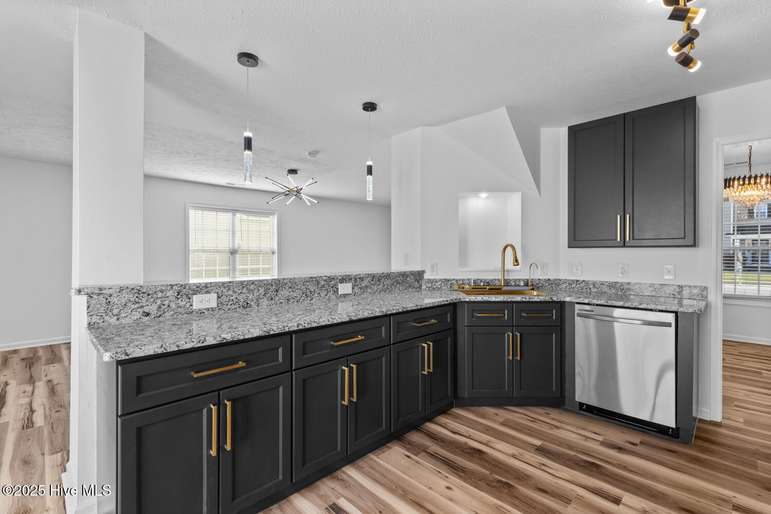 100536928 | Photo 12