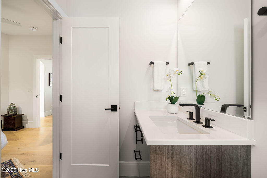 100565197 | Photo 30