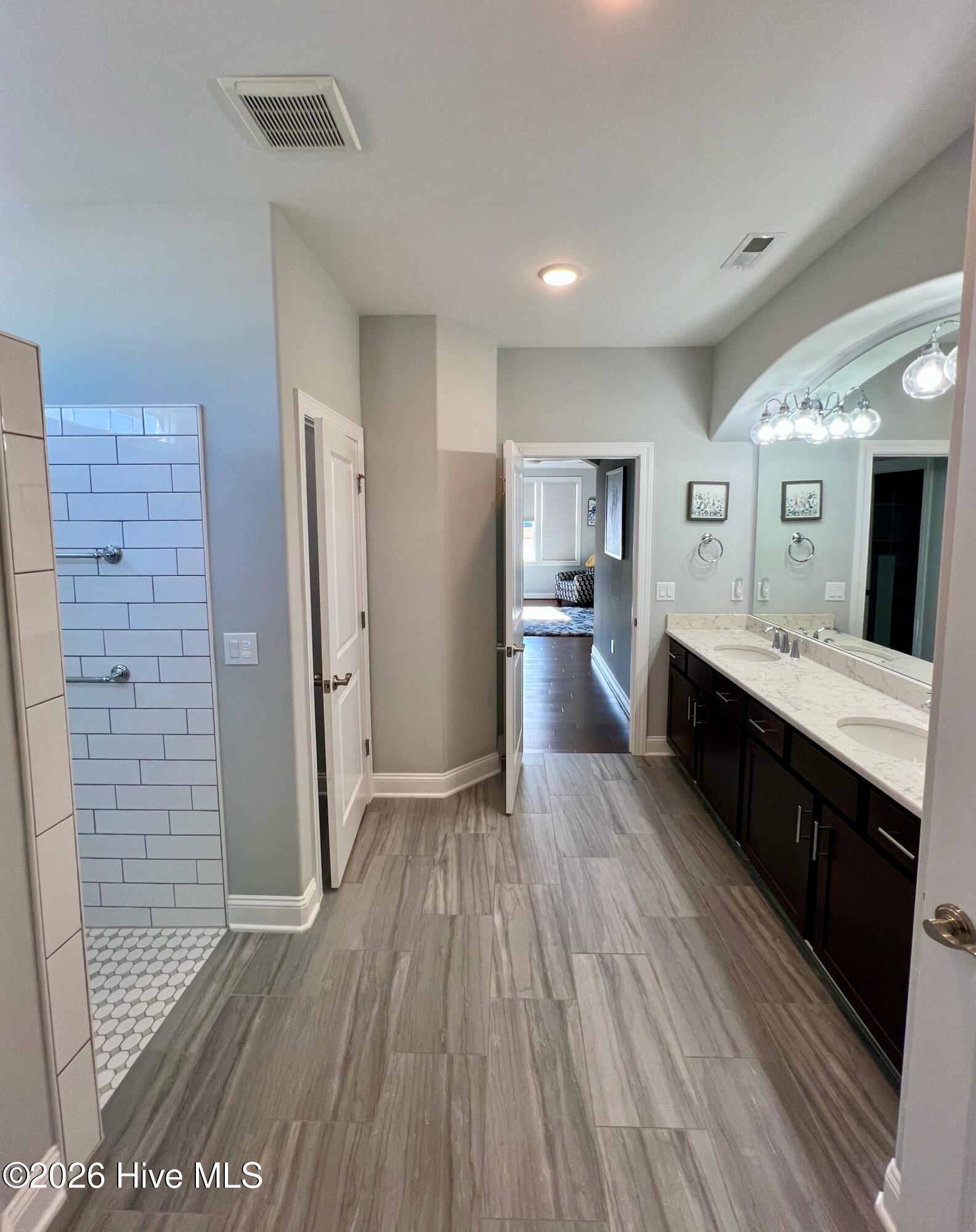 100549571 | Photo 40