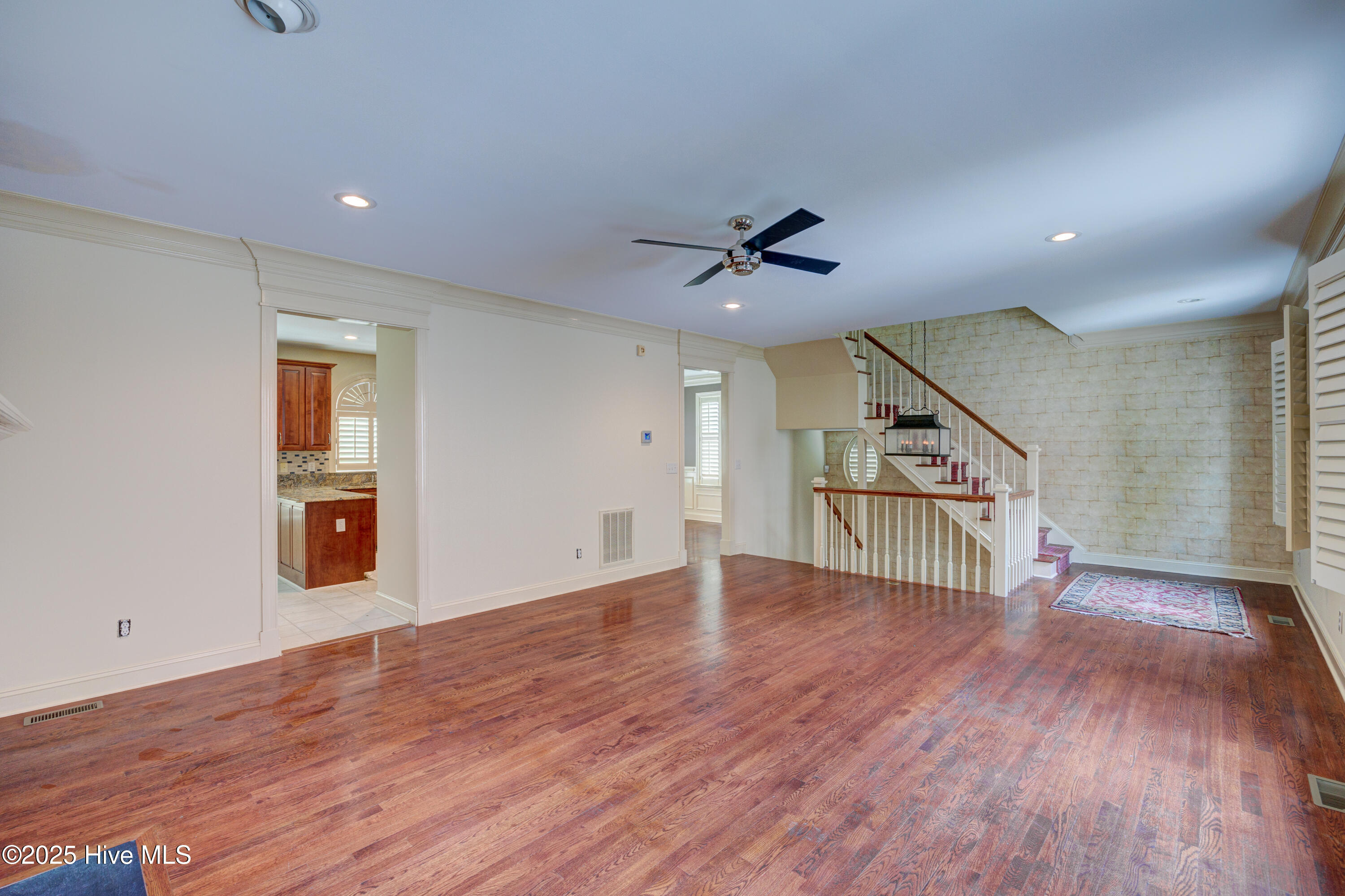 100524082 | Photo 11