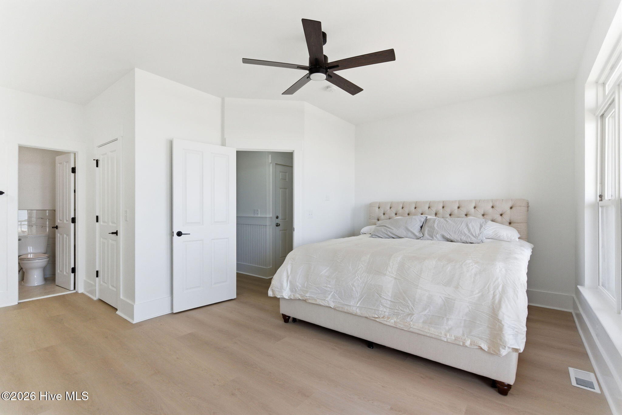 100570337 | Photo 47