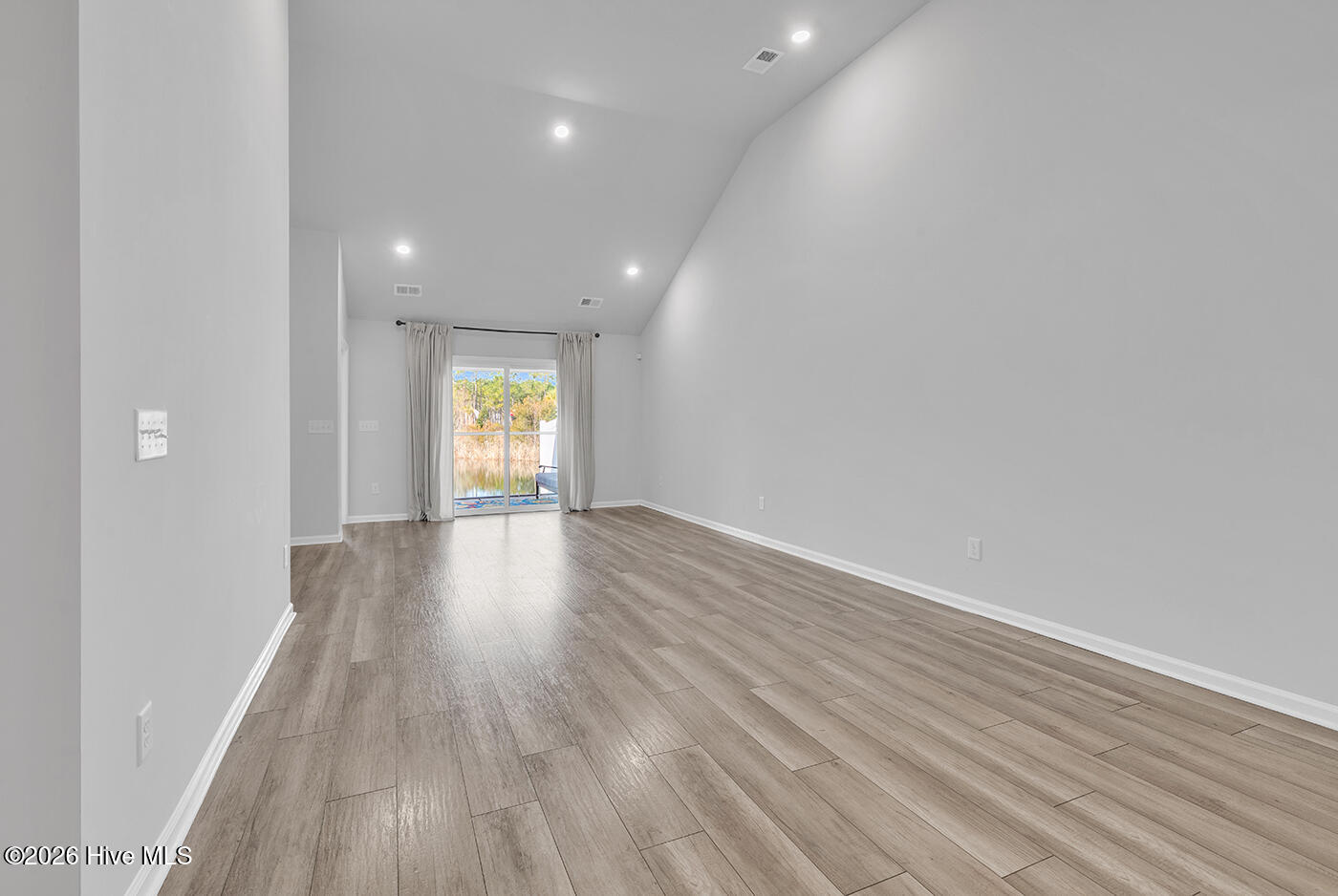 100553635 | Photo 11