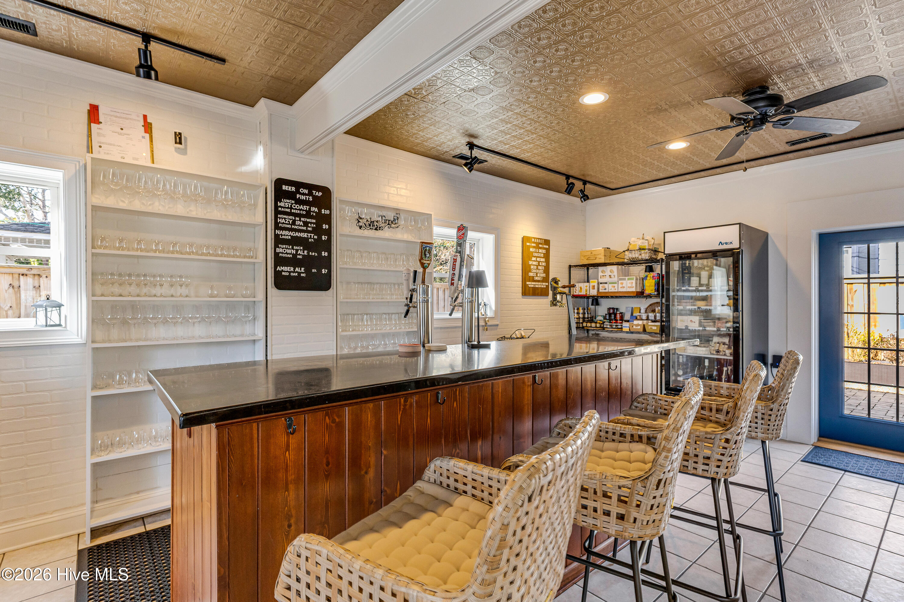 100517348 | Photo 33