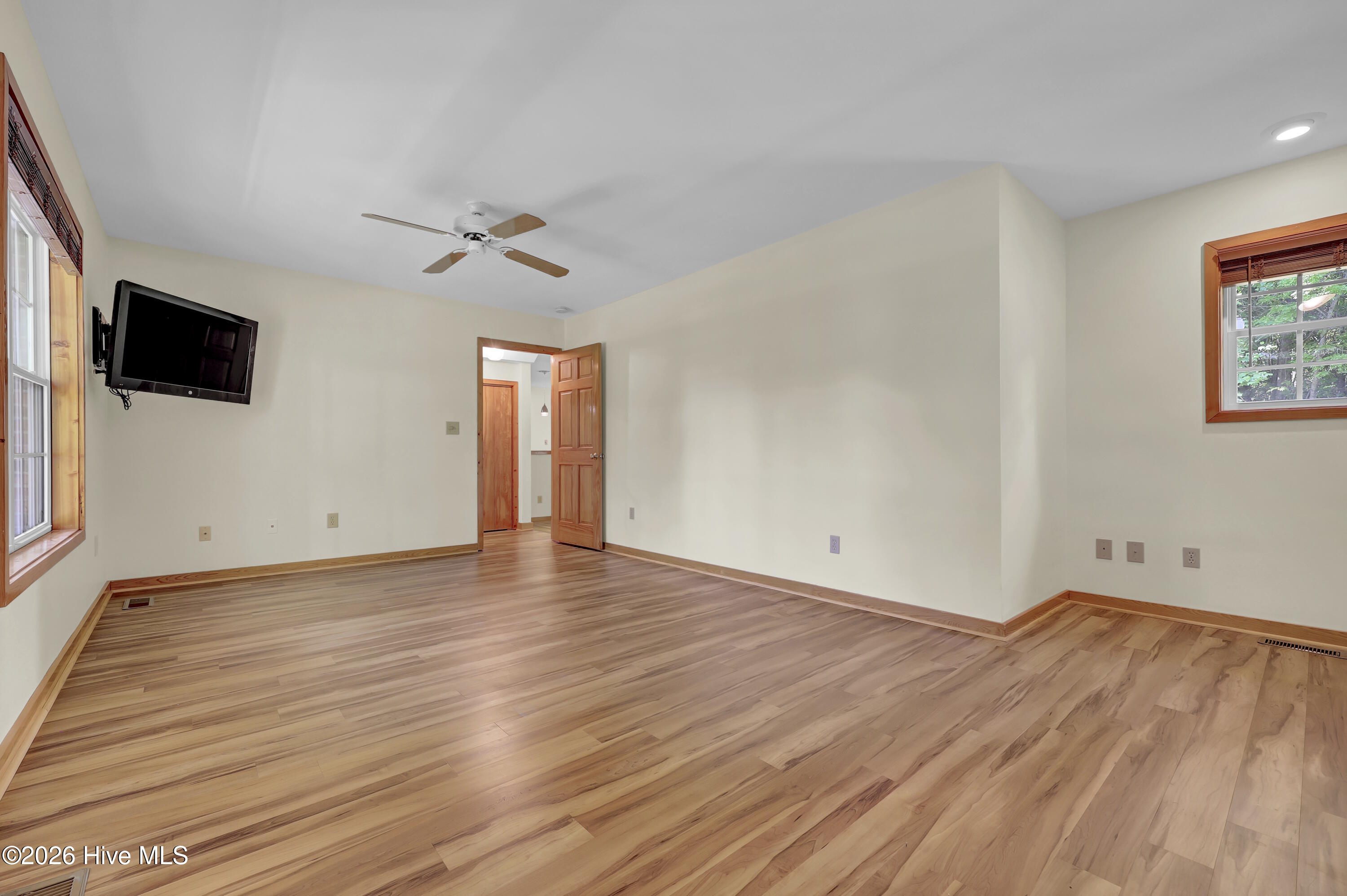 100568630 | Photo 12