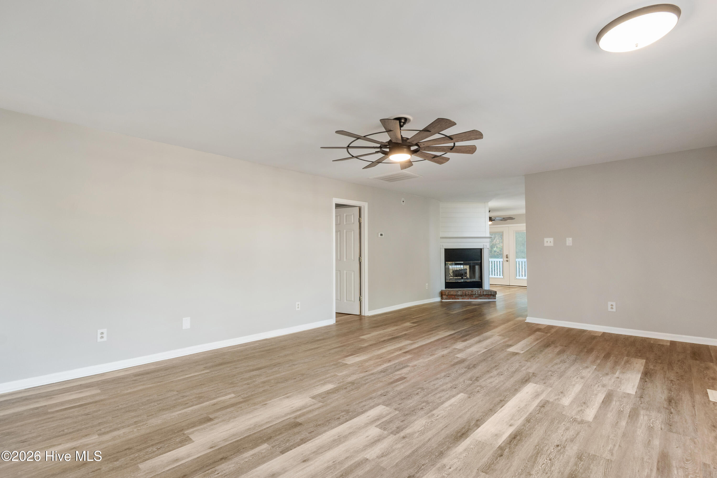 100549845 | Photo 11