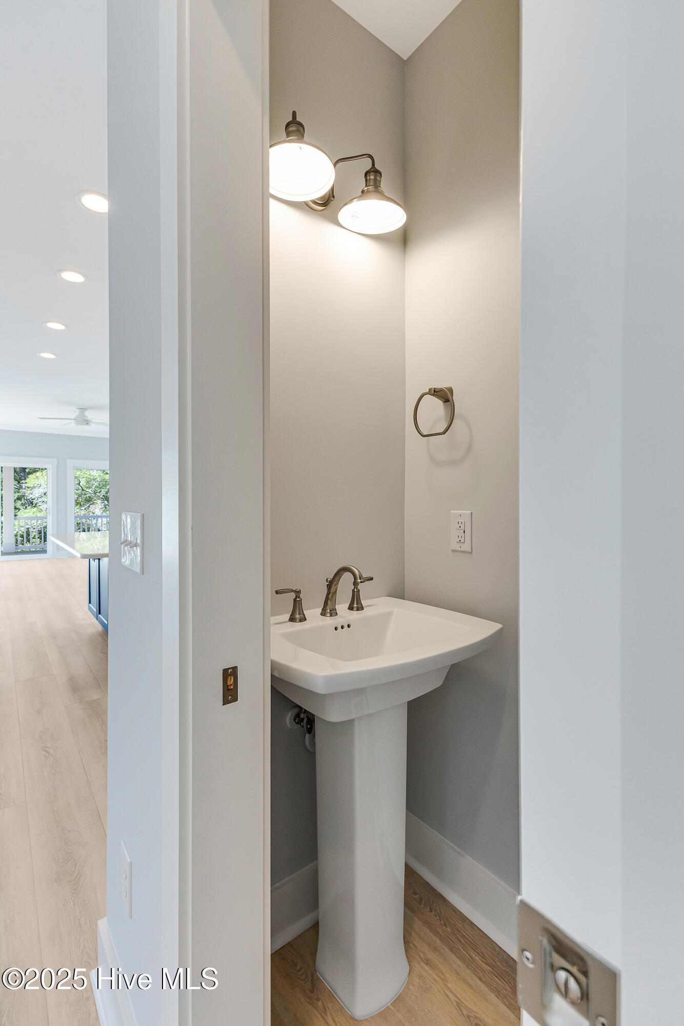 100535613 | Photo 18