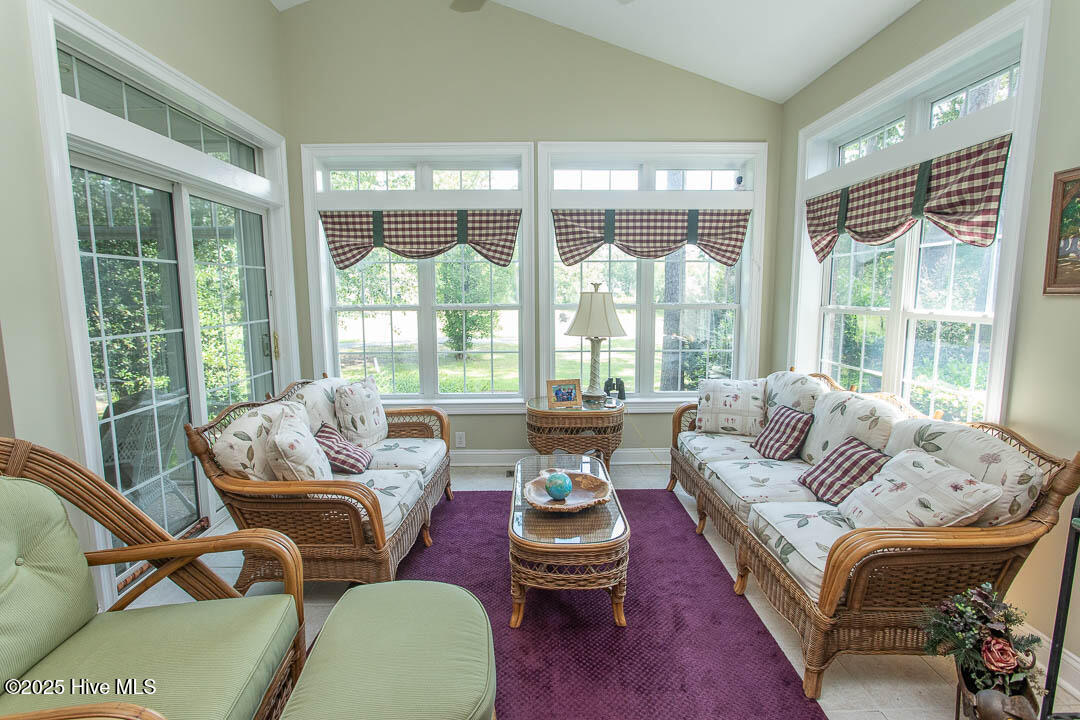 100521008 | Photo 19