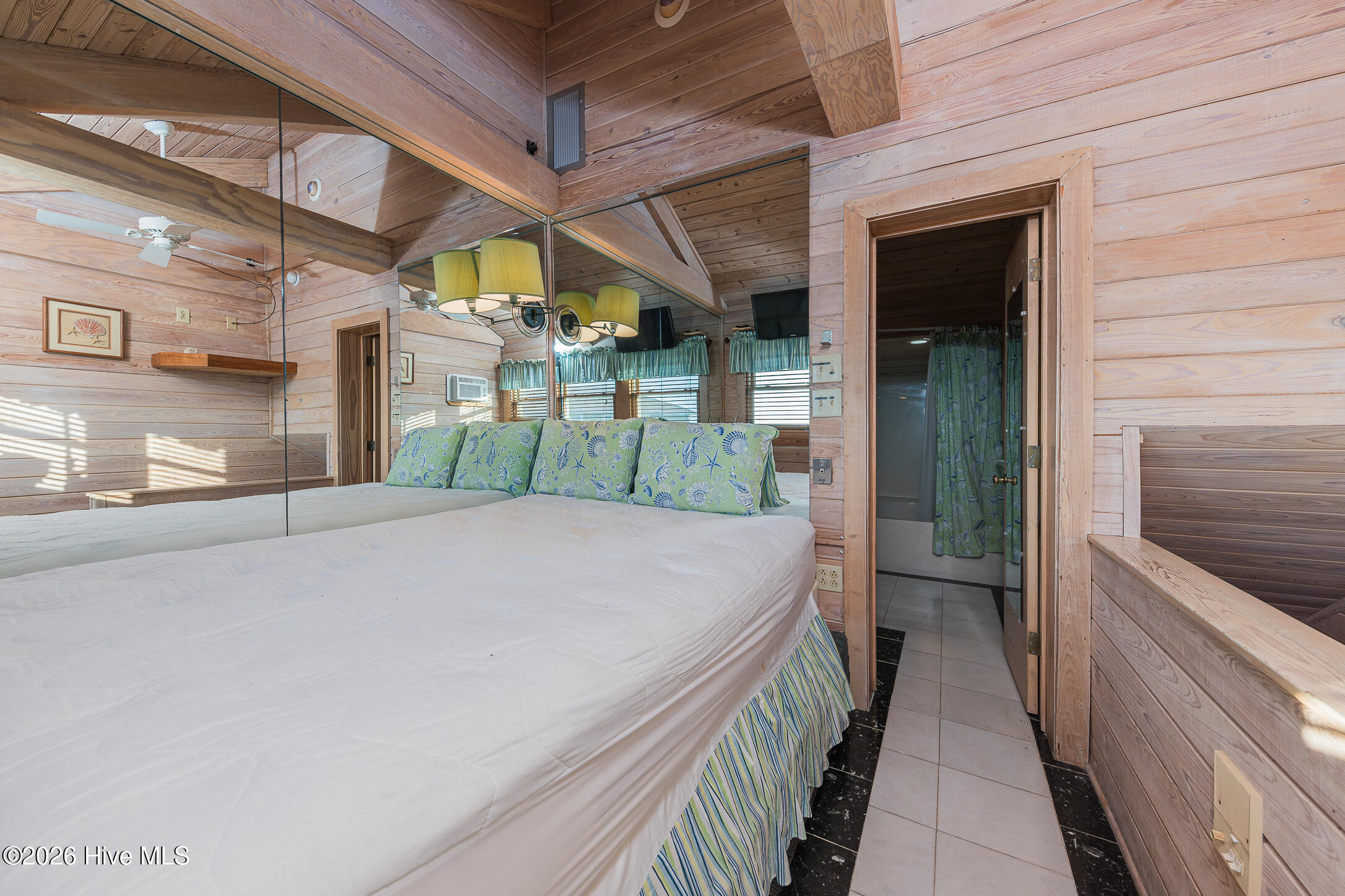 100560422 | Photo 19