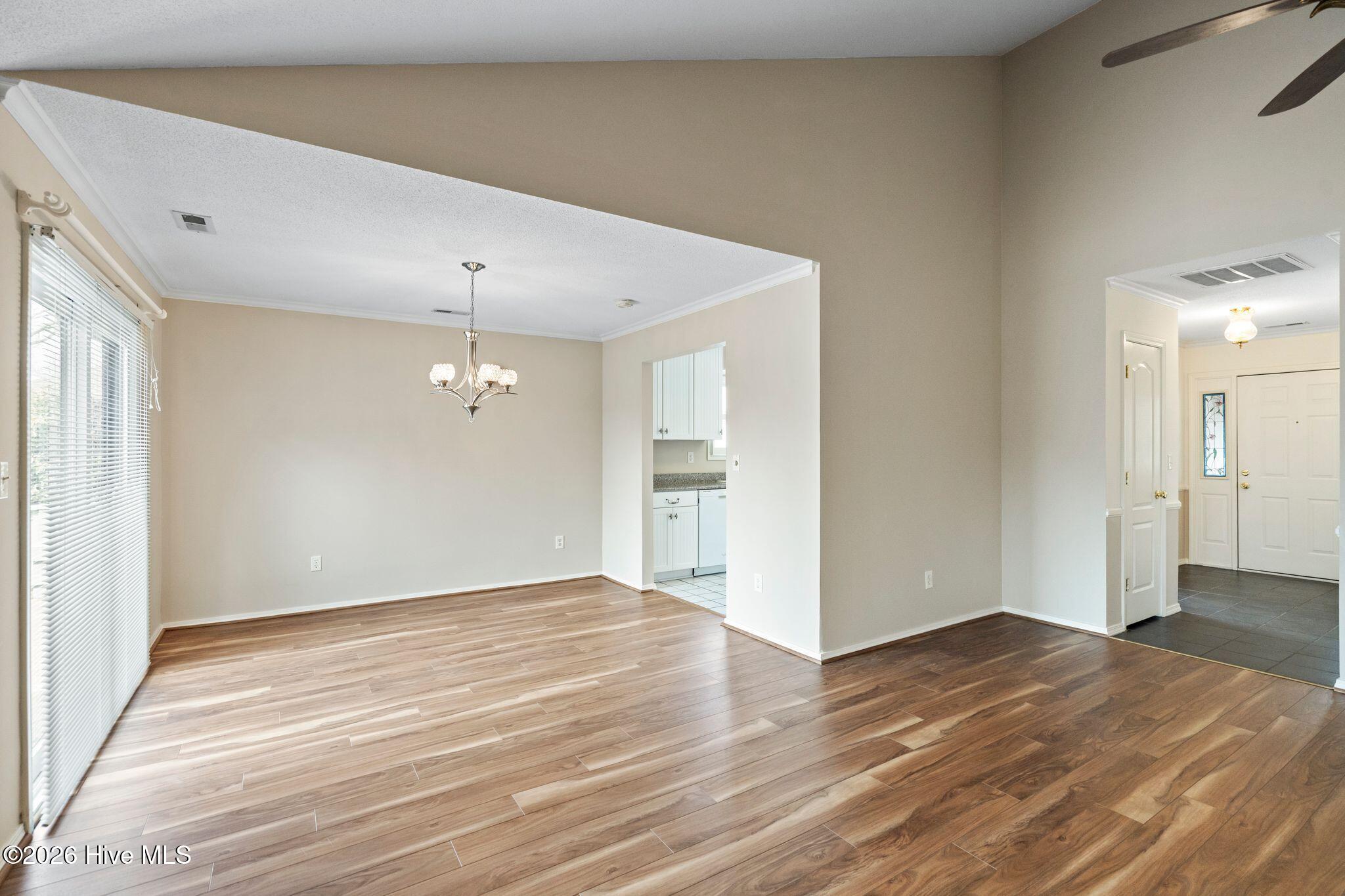 100558644 | Photo 11