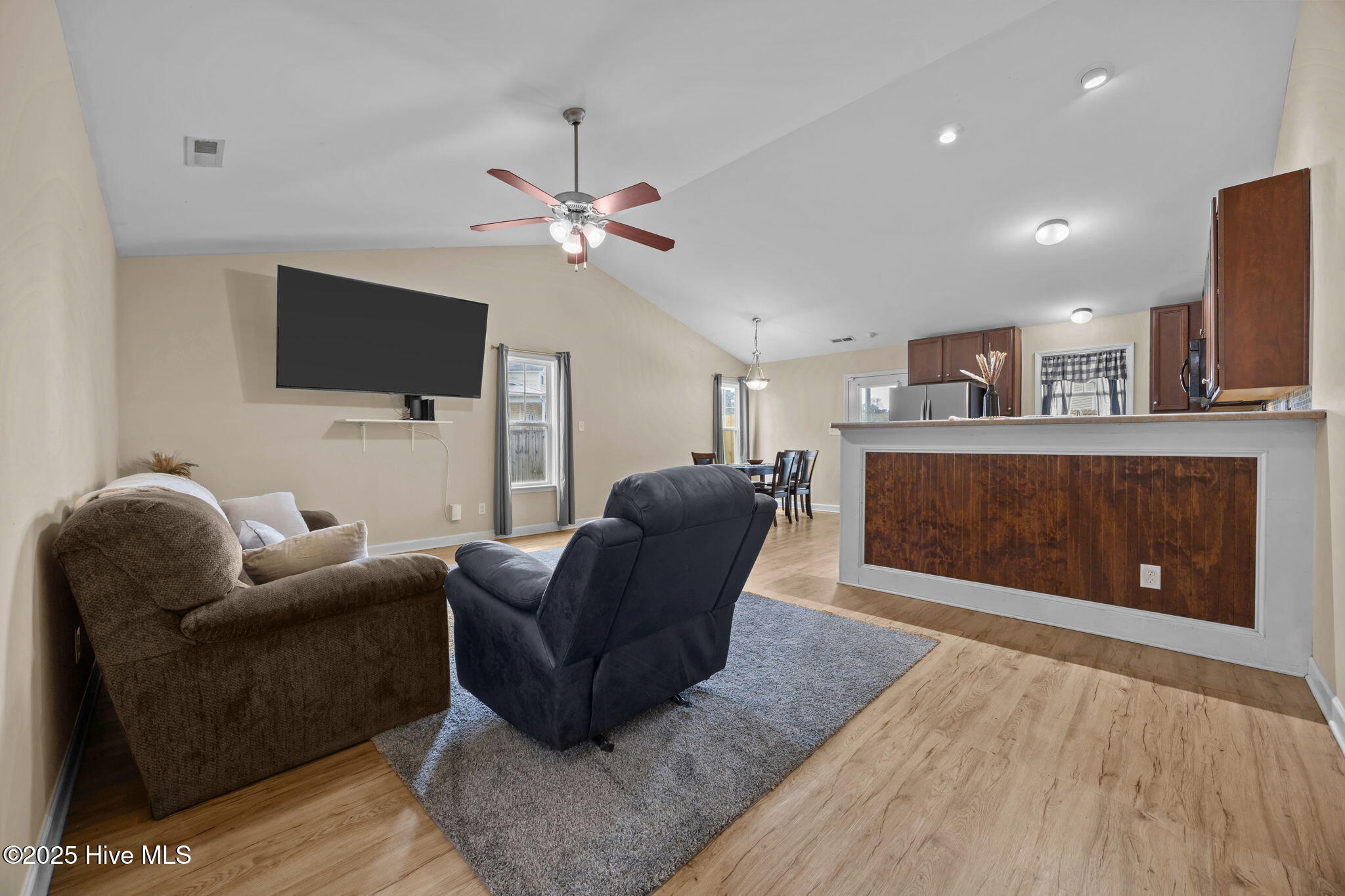 100530161 | Photo 12