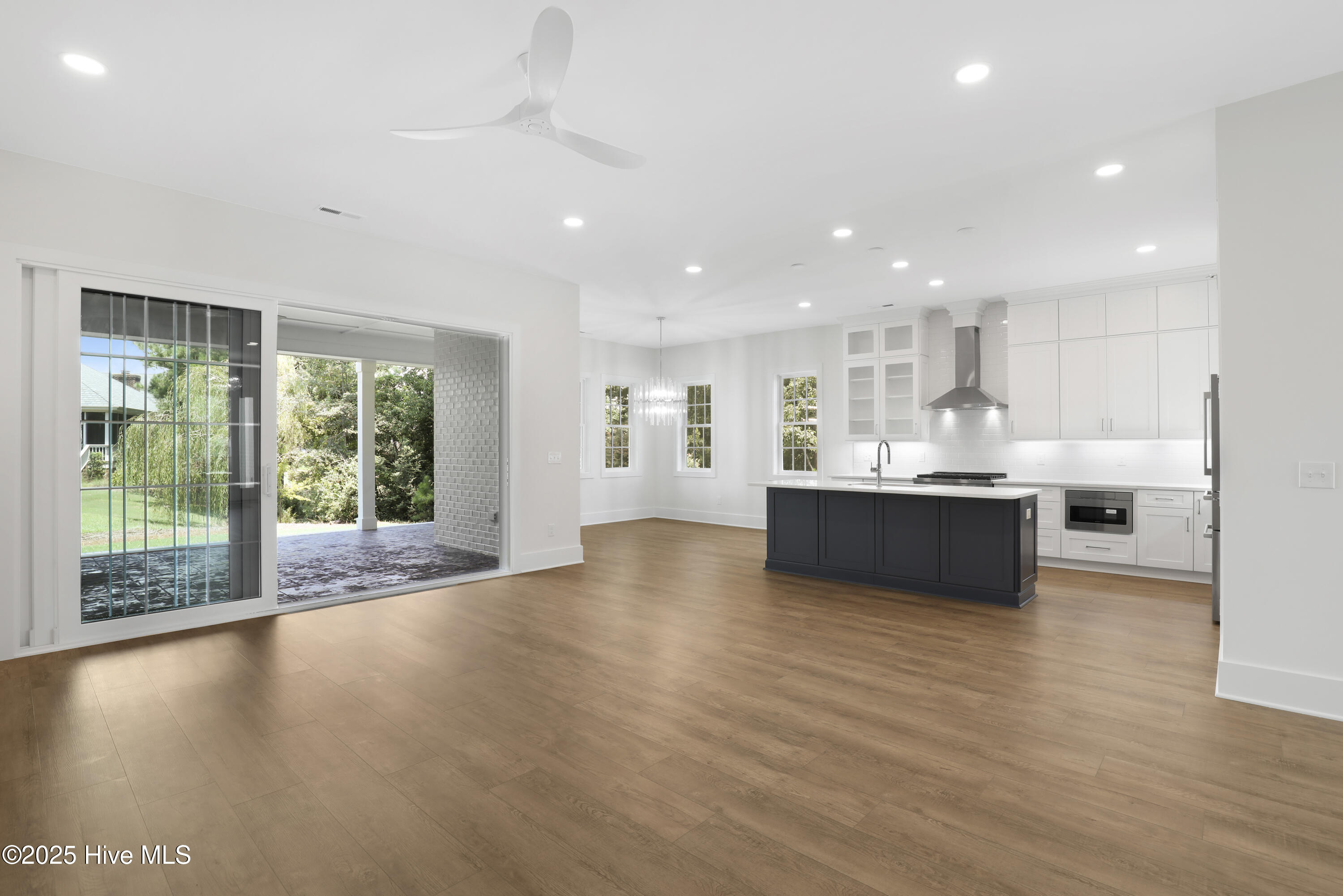 100556195 | Photo 23