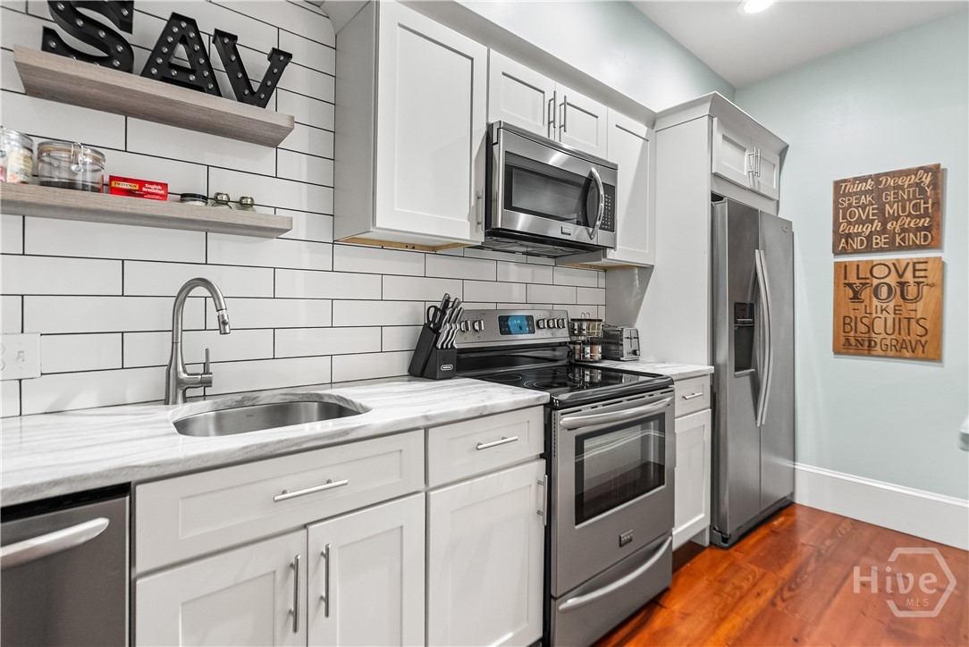 Gorgeous kitchen with full tile backsplash.
