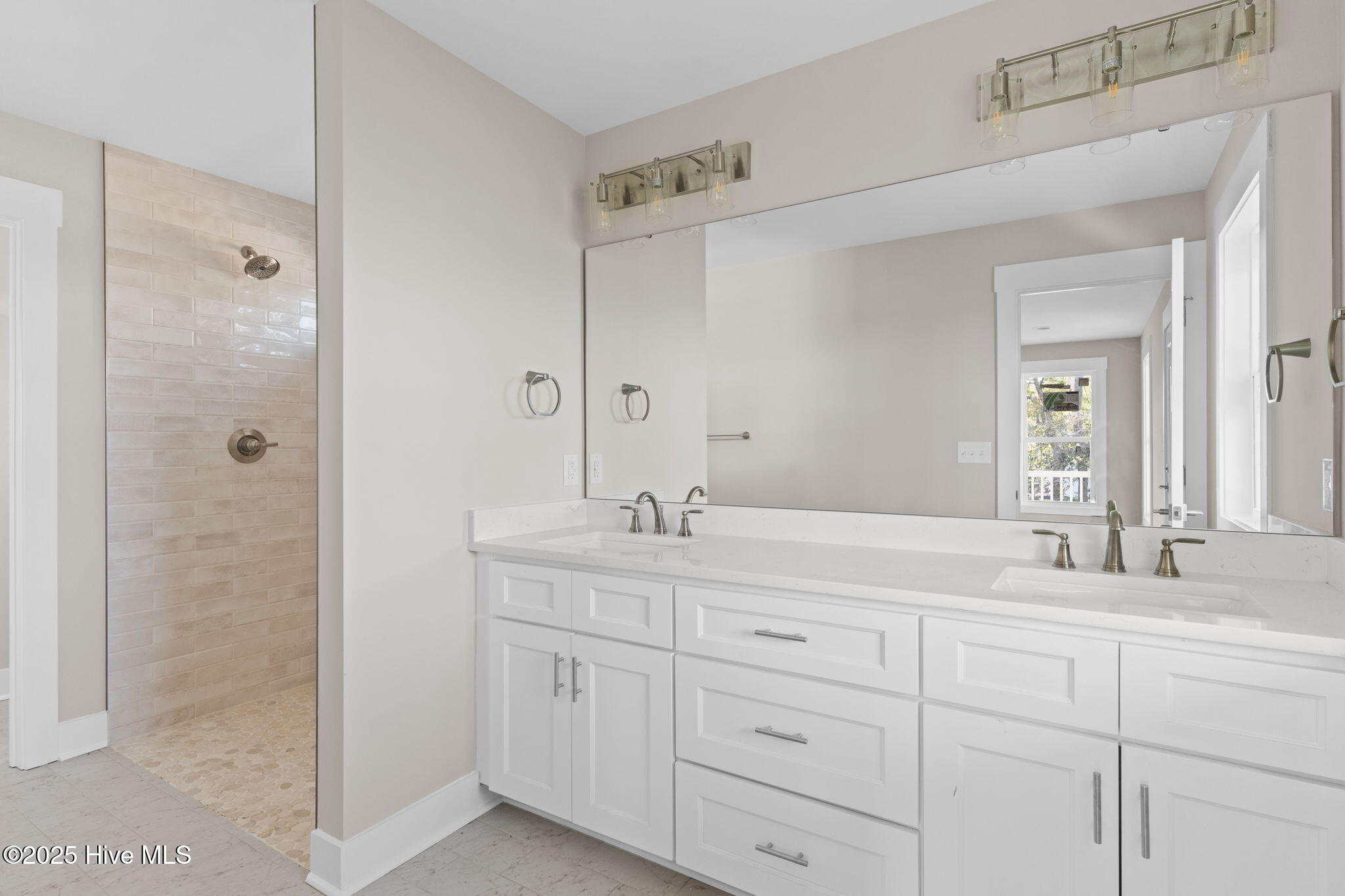 100485023 | Photo 29