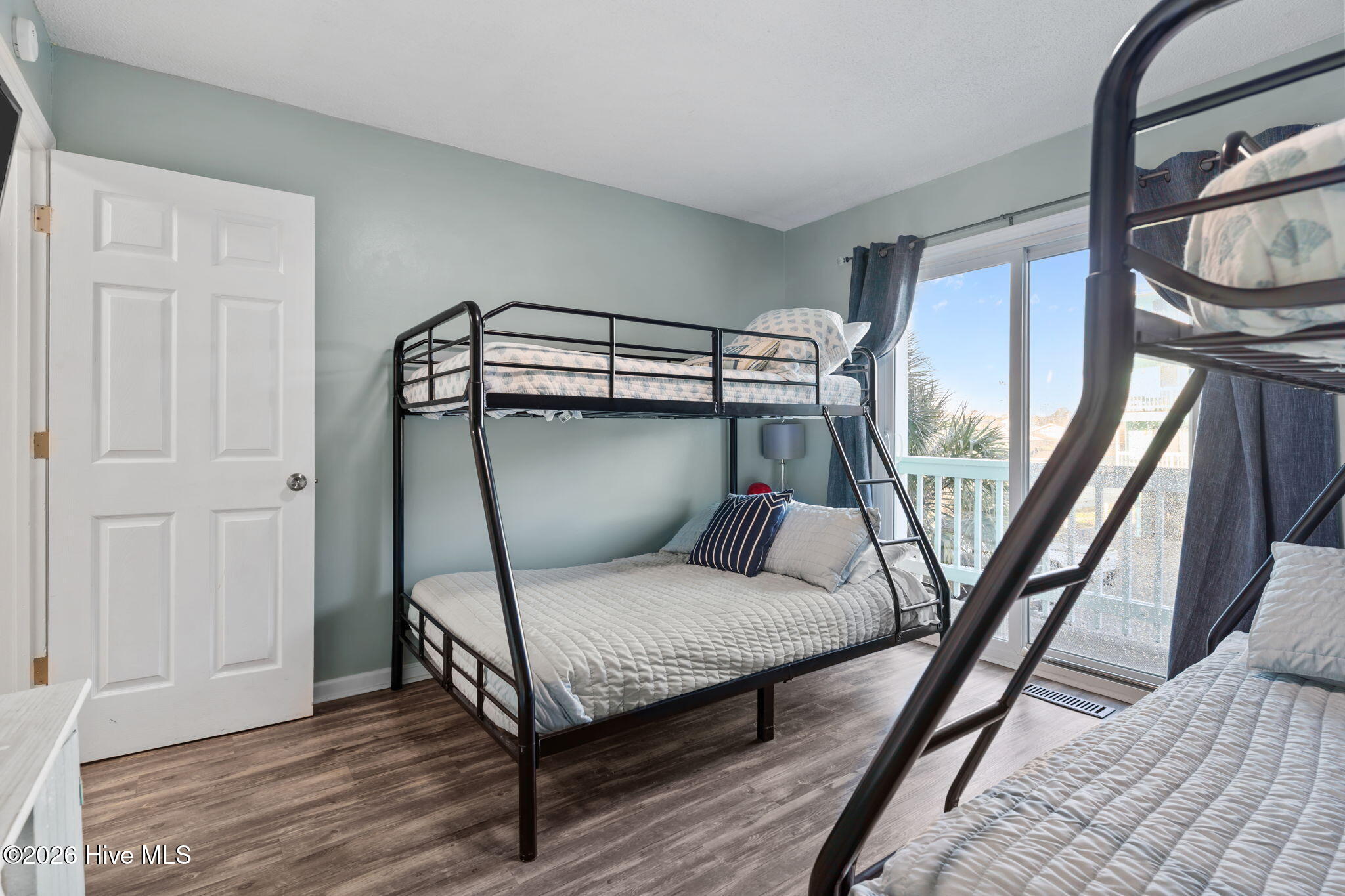 100560937 | Photo 27