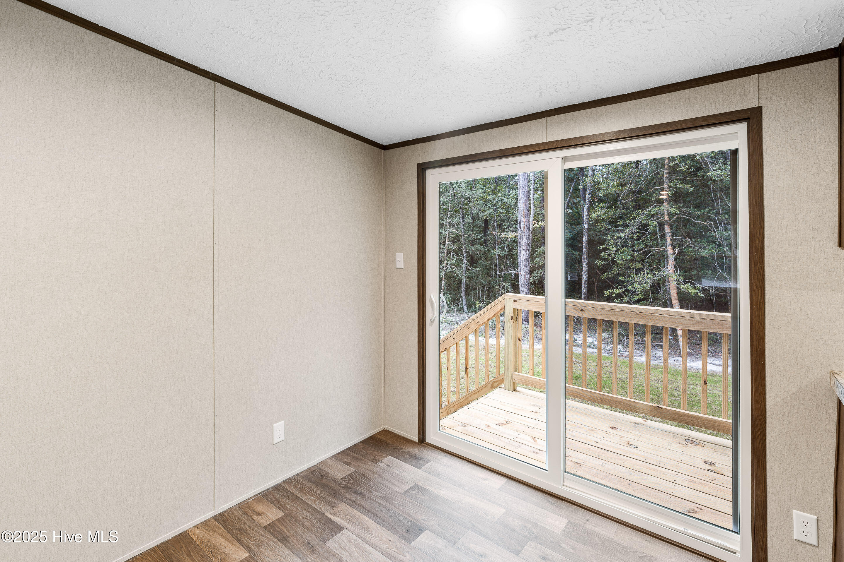 100532325 | Photo 11