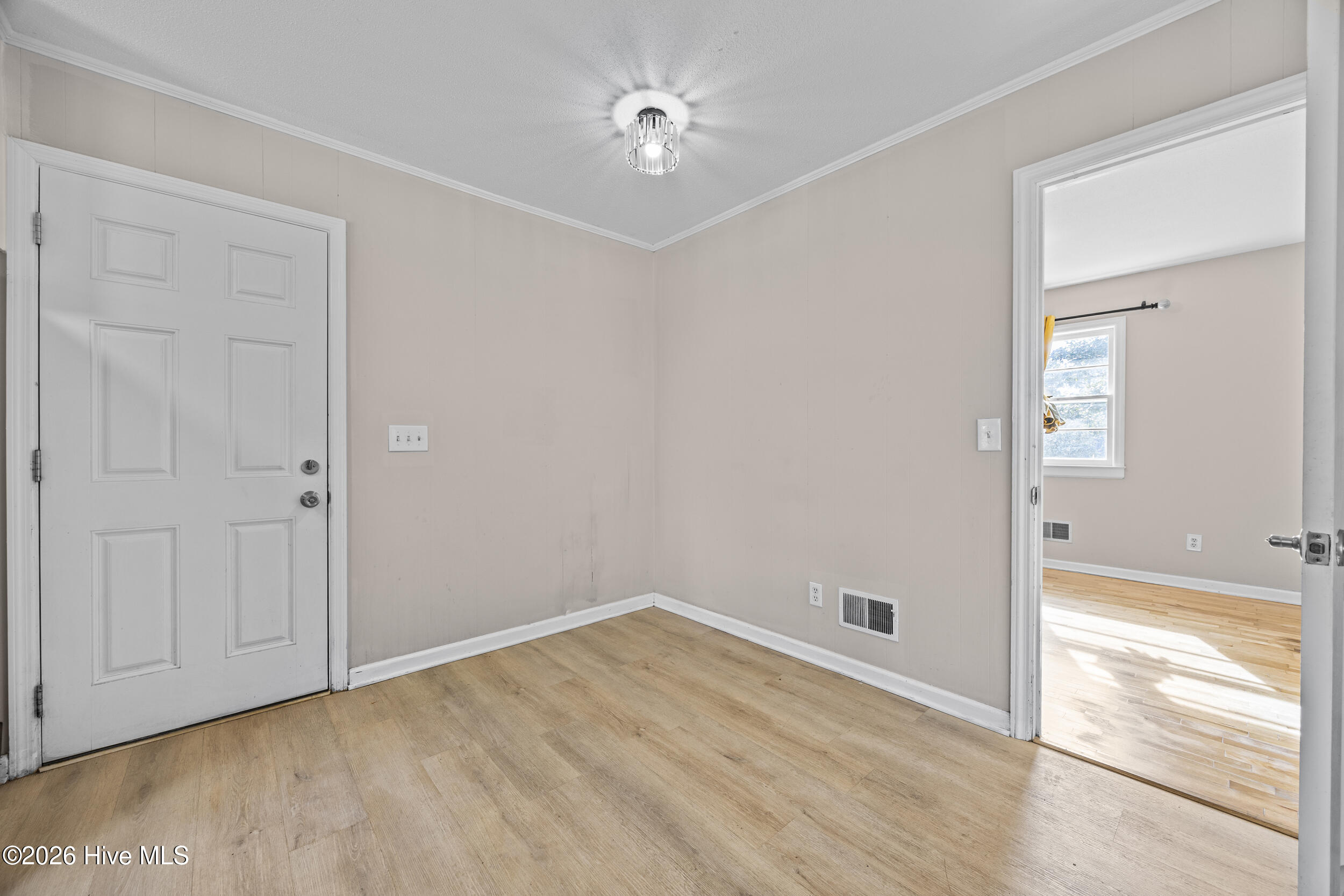 100548079 | Photo 35