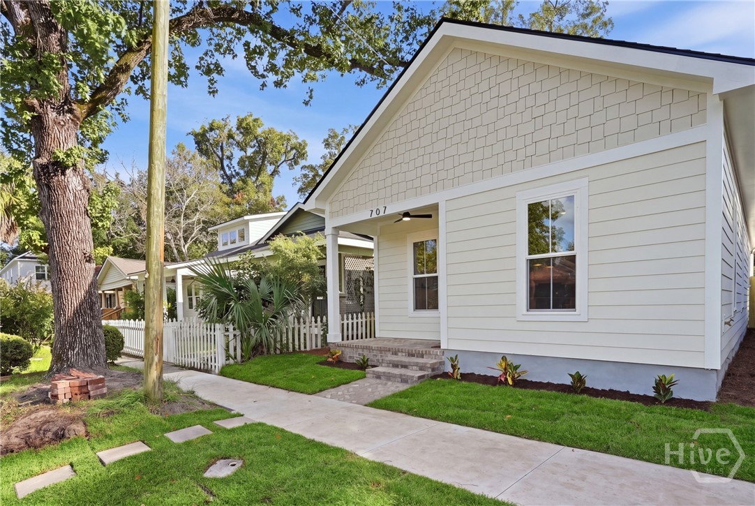 Photo 3 of Single family home for sale at 707 E 32nd Street, Savannah, GA 31401 | MLS# SA364761 | Listing updated on 2026-09-18