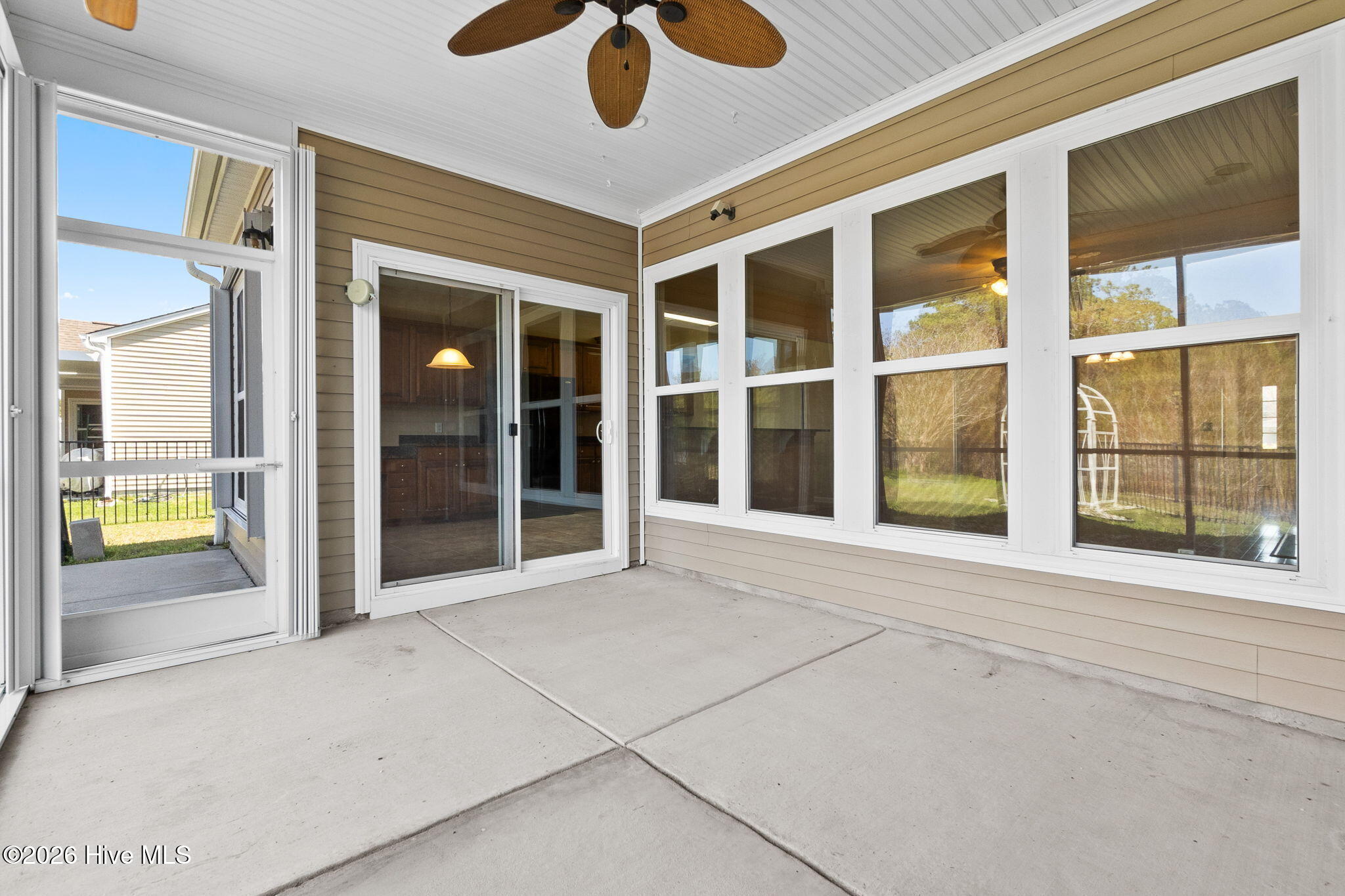 100561861 | Photo 19