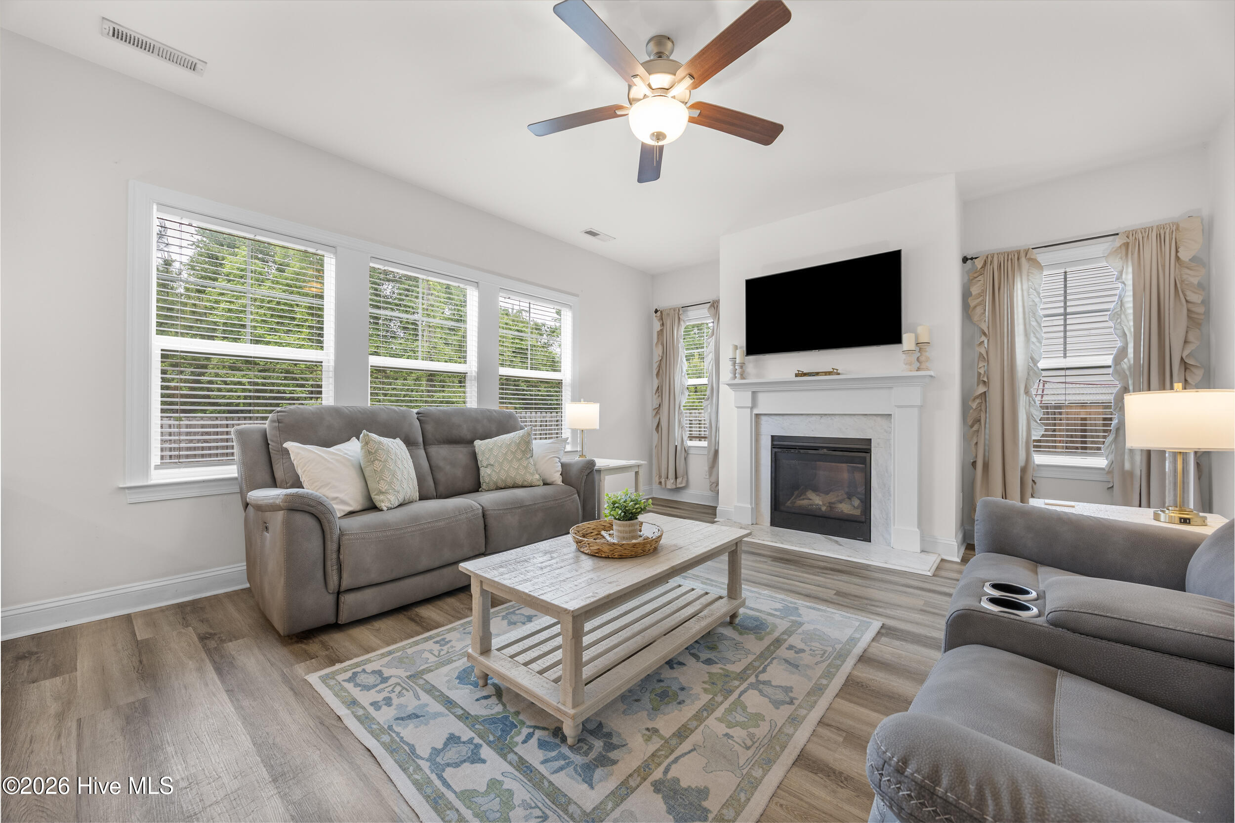 100570482 | Photo 11