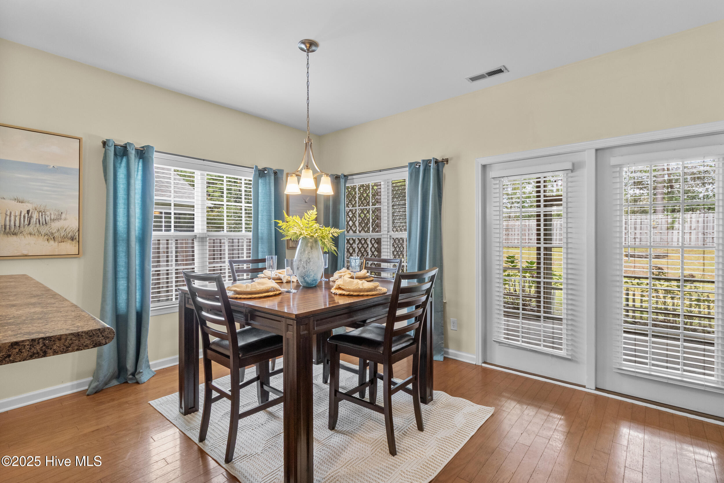 100536590 | Photo 16