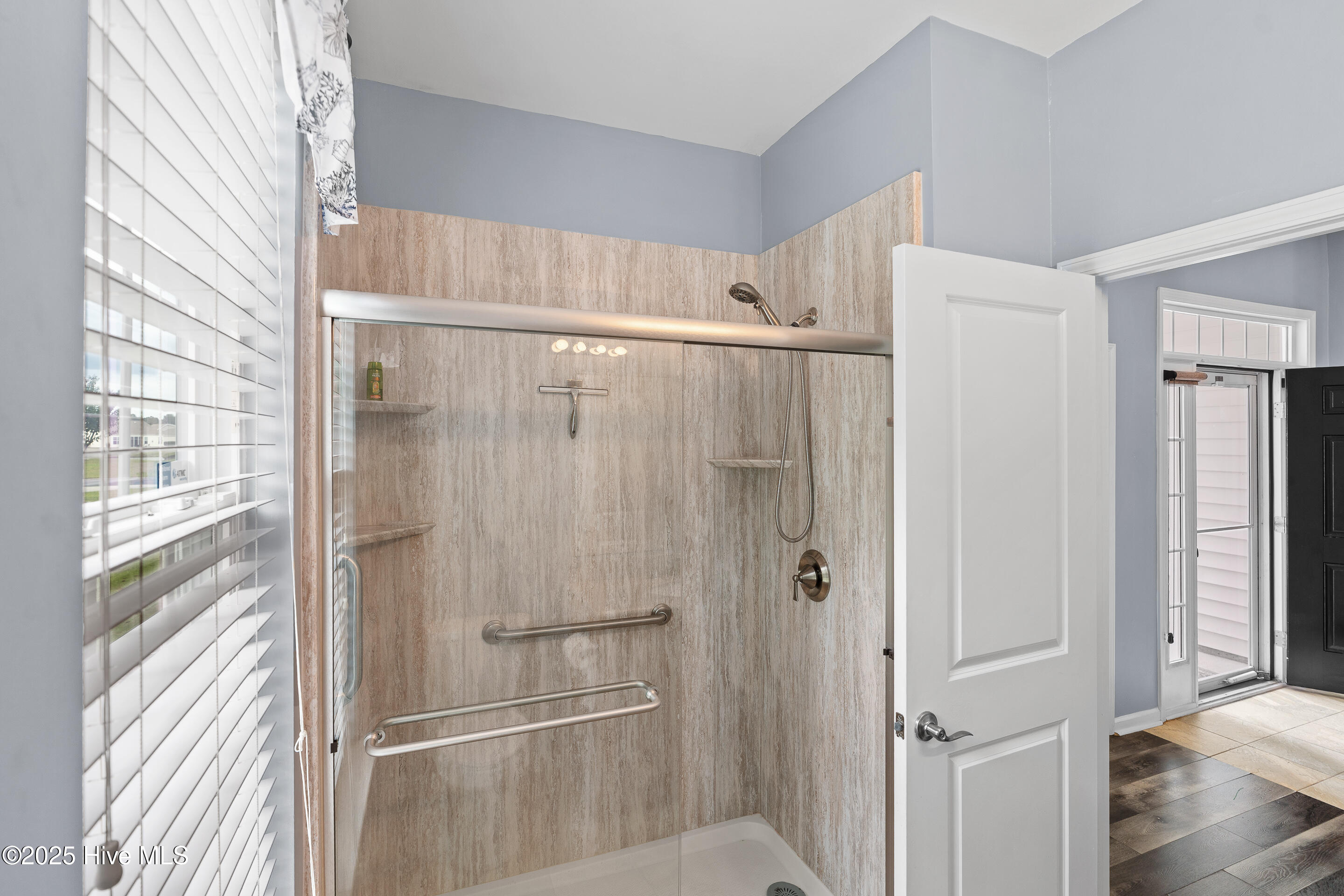 100533720 | Photo 12