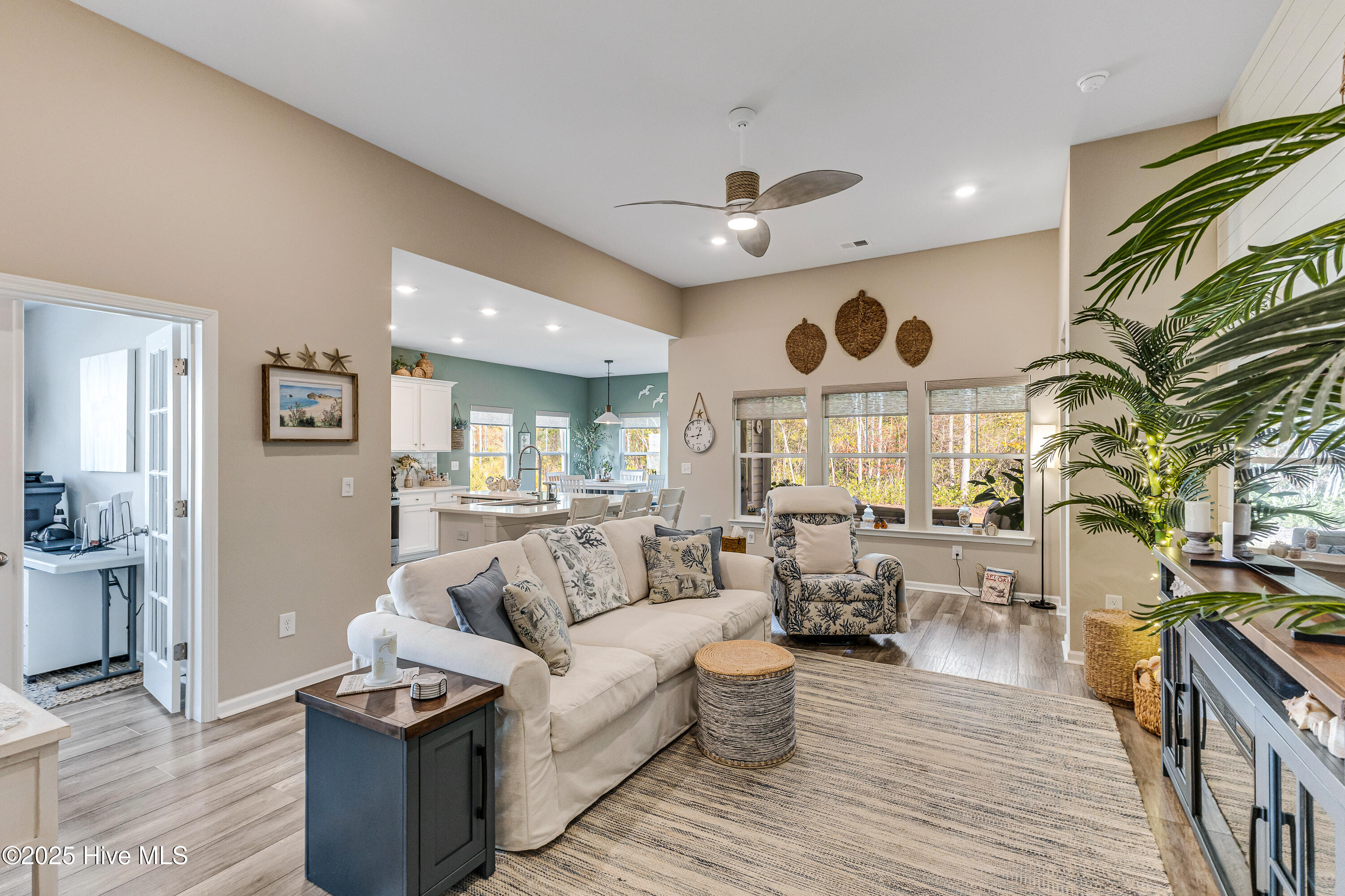 100542880 | Photo 11